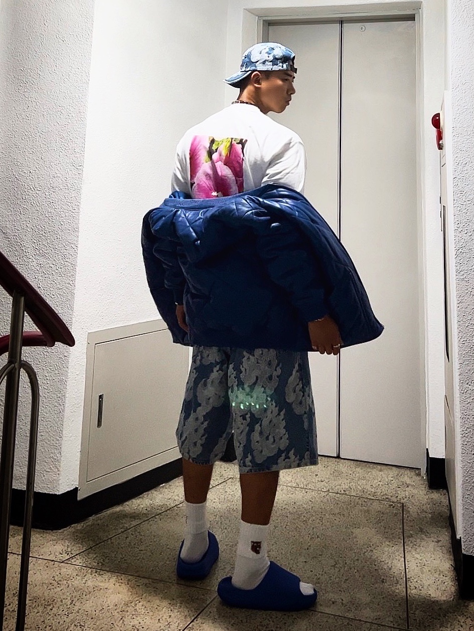 Supreme Seoul Box Logo T-Shirt White - 23FW, Supreme Flames Jacquard Denim Camp Cap Washed Indigo - 23SS 착용 스타일 - 1