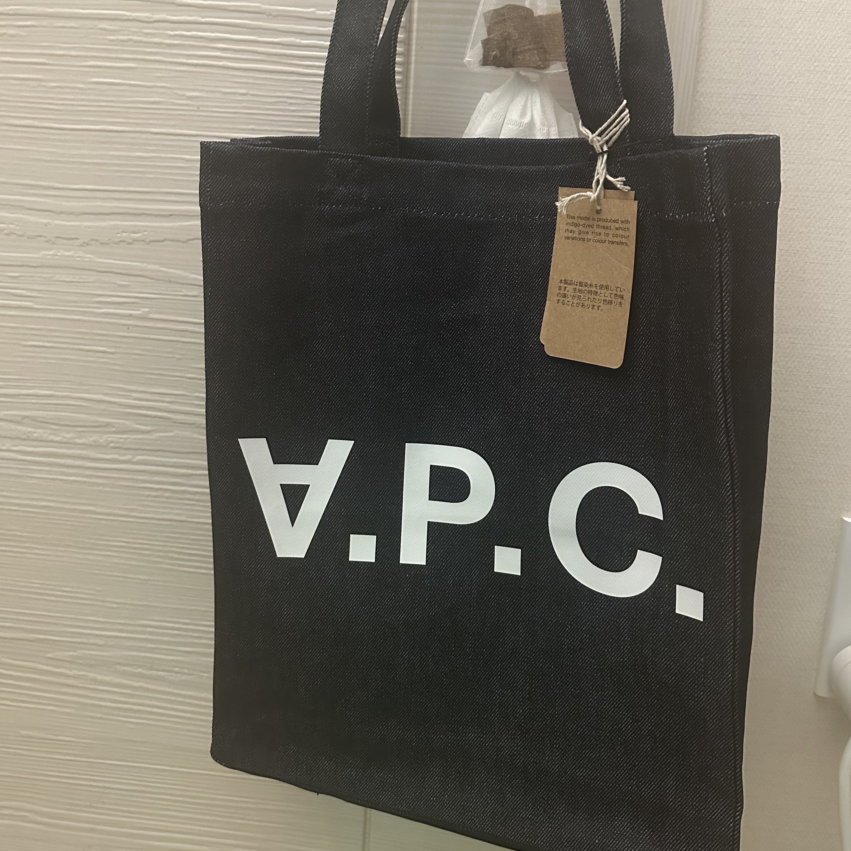 A.P.C. Laure Tote Bag Blue 착용 스타일