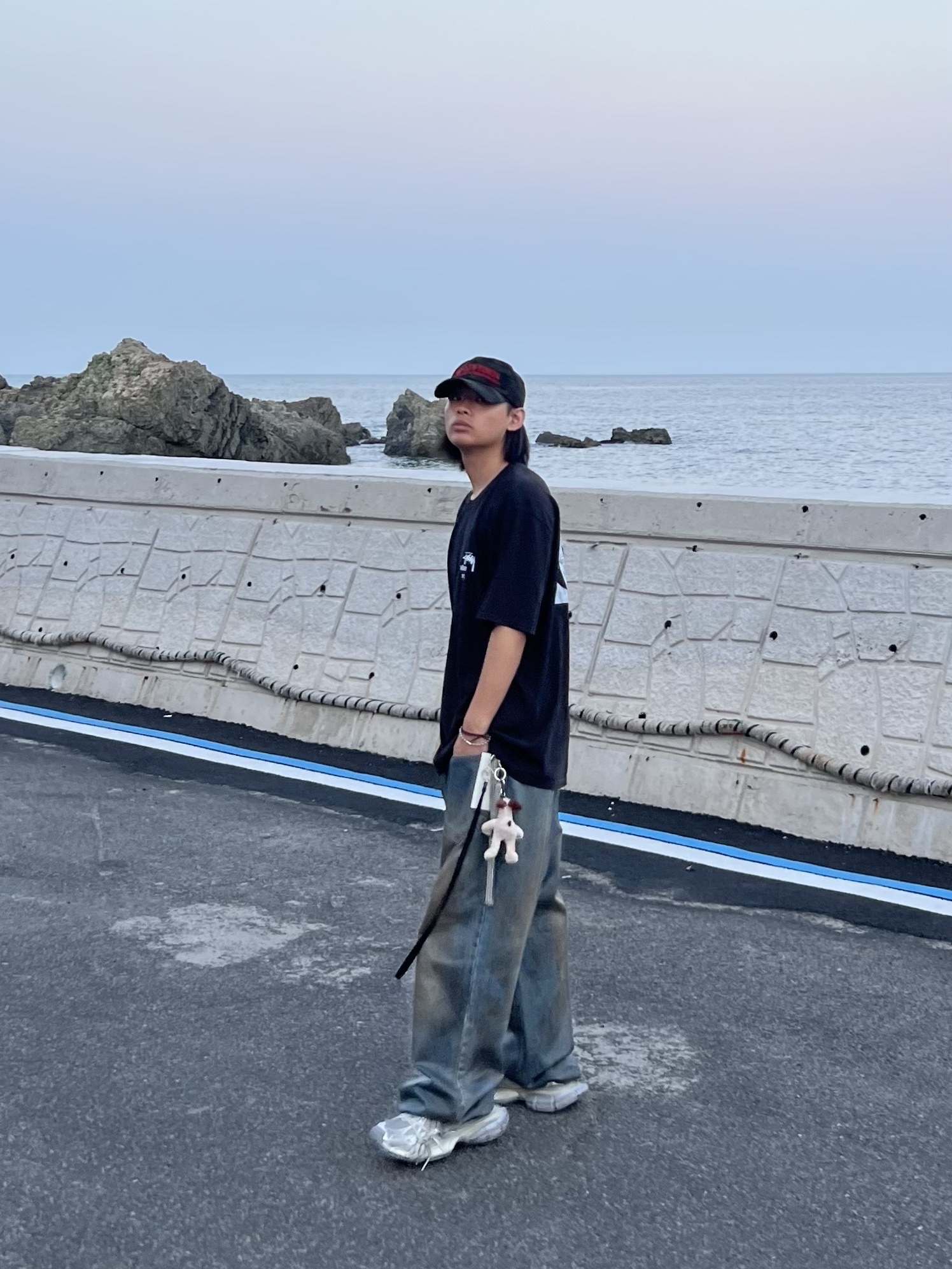 Project G/R Coated Backward Denim Pants Blue, Stussy x Martine Rose Collage Pigment Dyed T-Shirt Black 착용 스타일 - 2