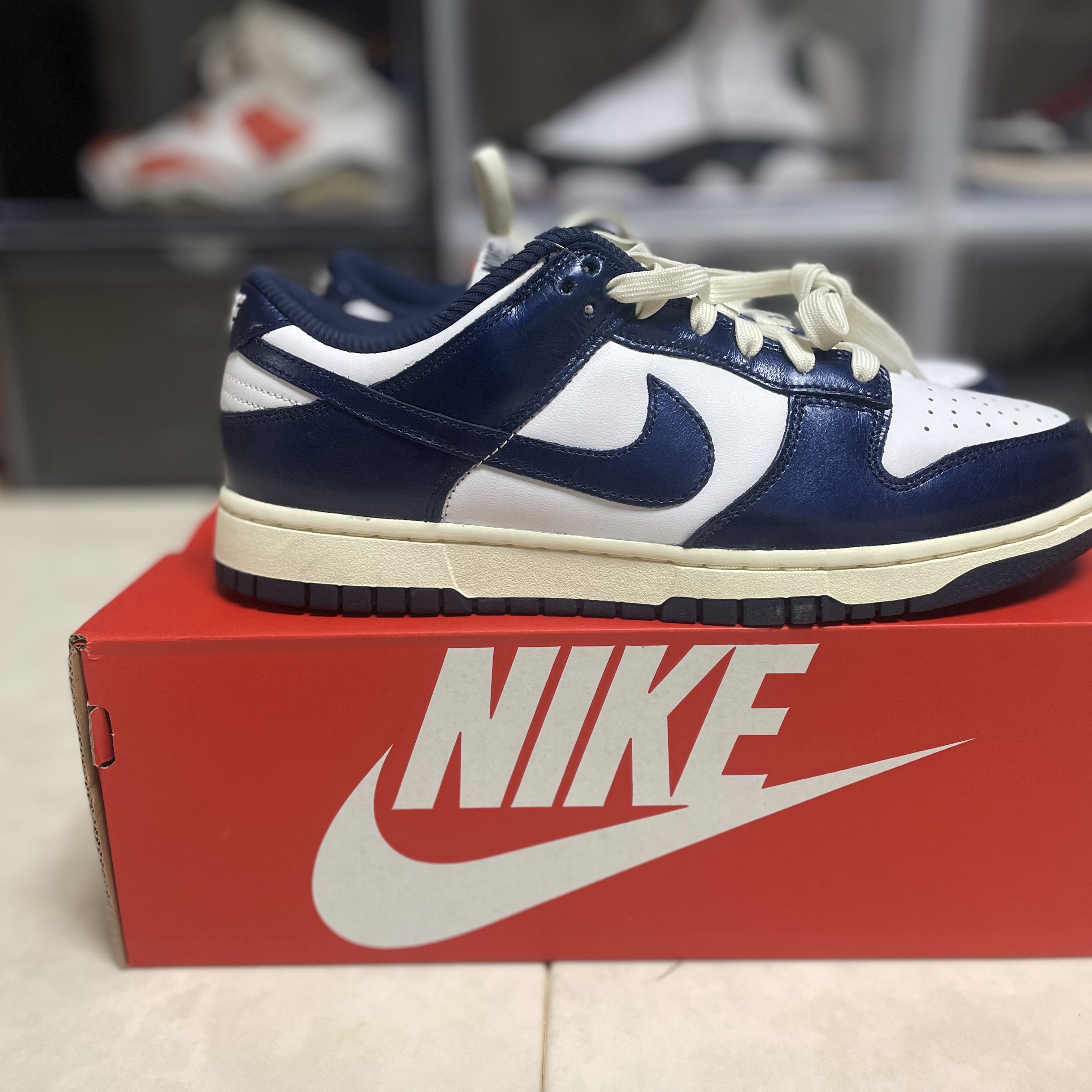(W) Nike Dunk Low PRM Midnight Navy and White 착용 스타일 - 4