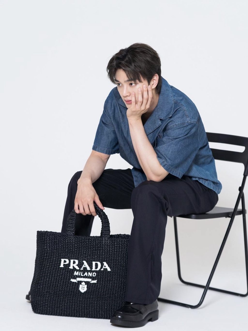 Prada Crochet Tote Bag Black 착용 스타일 - 1