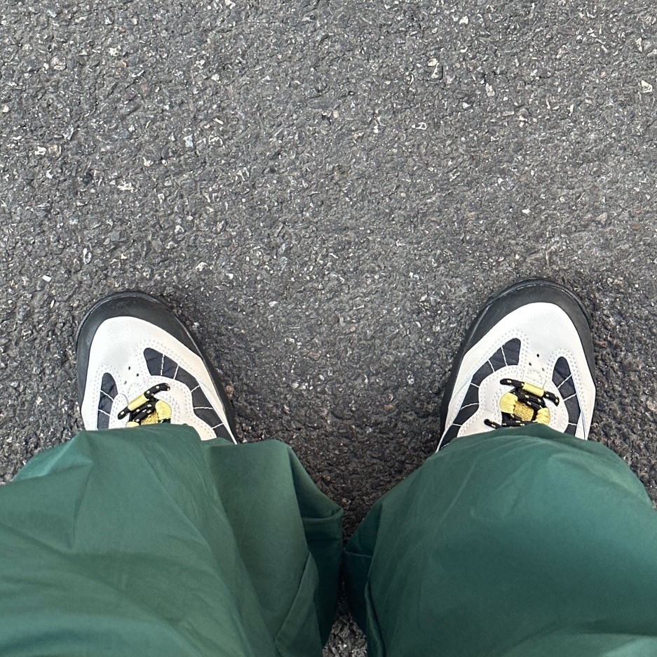 Nike ACG Air Mada Black and Celery Light Bone 착용 스타일