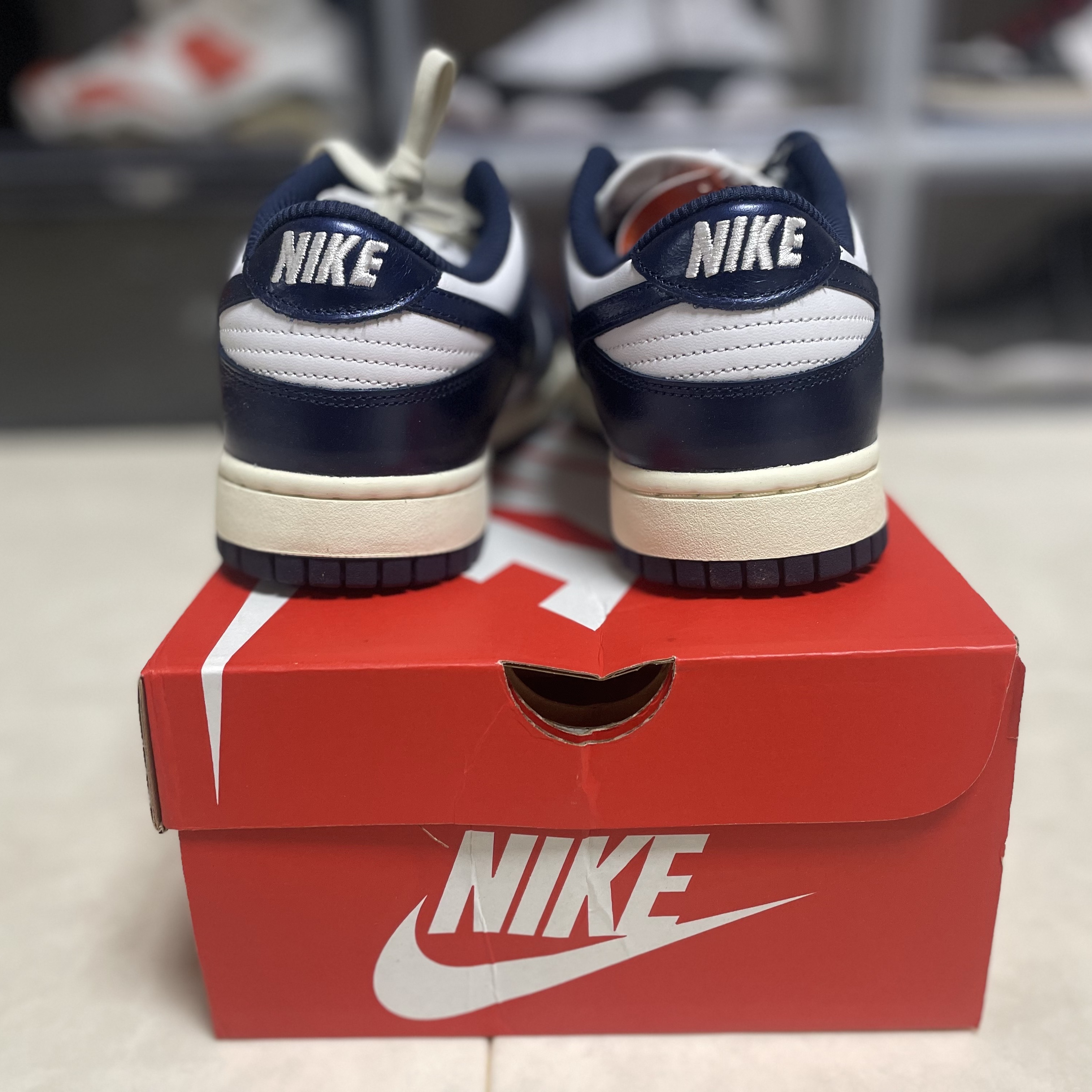 (W) Nike Dunk Low PRM Midnight Navy and White 착용 스타일 - 3