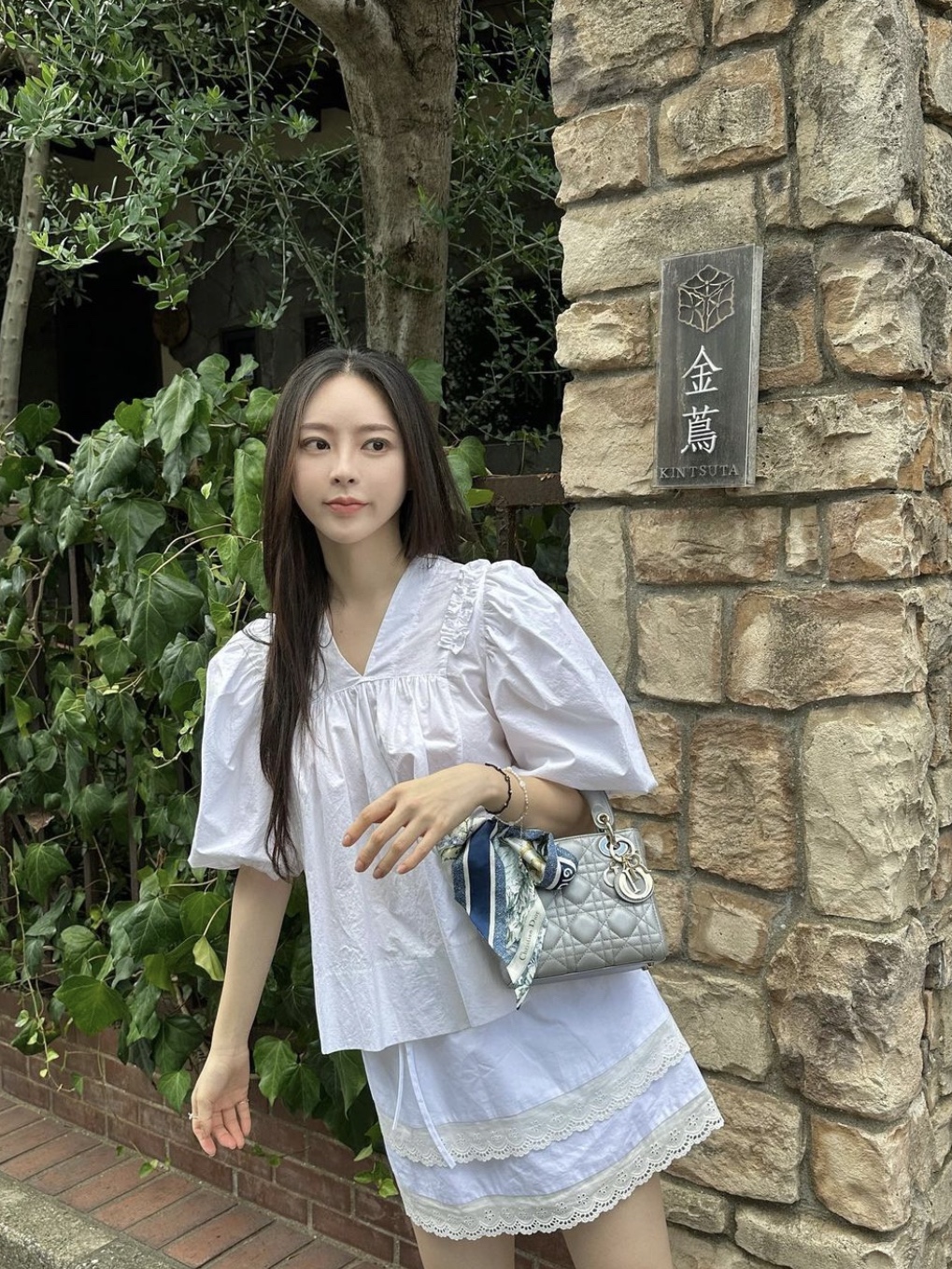 Dior Mini Lady Bag Cannage Lambskin Opaline Gray 착용 스타일
