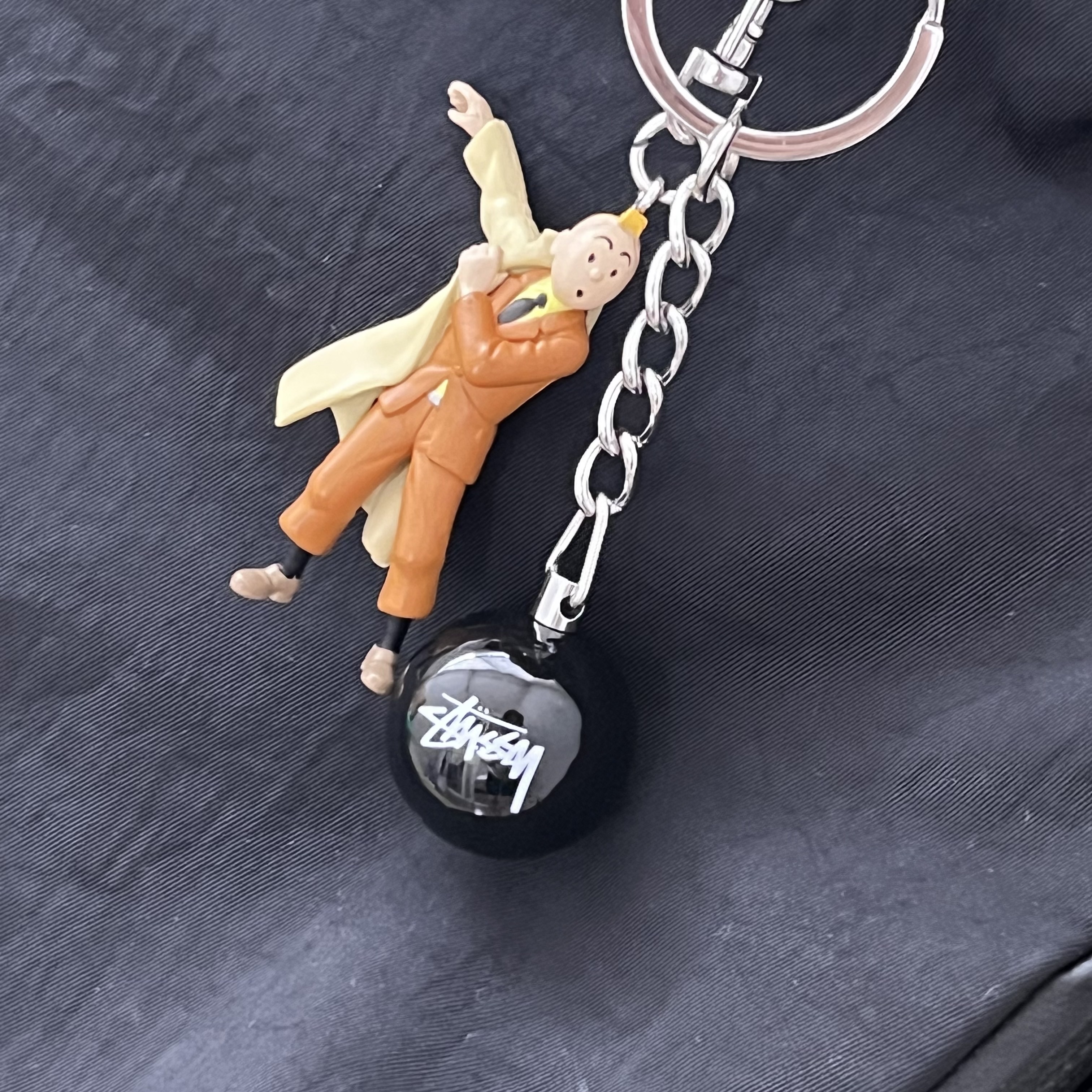 Stussy 8 Ball Keychain Black 착용 스타일 - 3