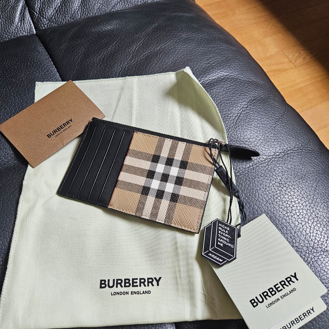 Burberry Vintage Check Zip Card Case Archive Beige 착용 스타일 - 1