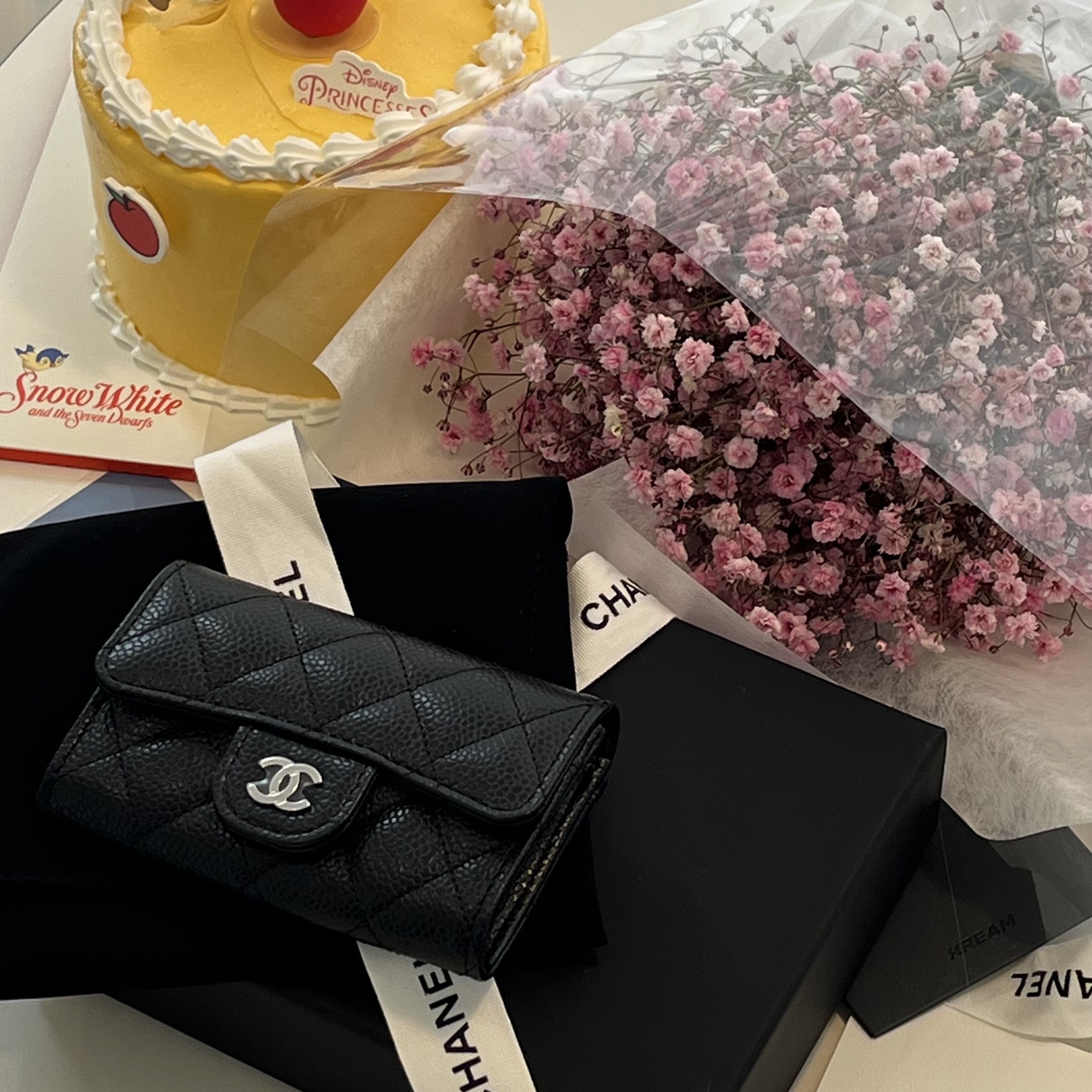 Chanel Classic Card Holder Grained Calfskin & Silver Black 착용 스타일