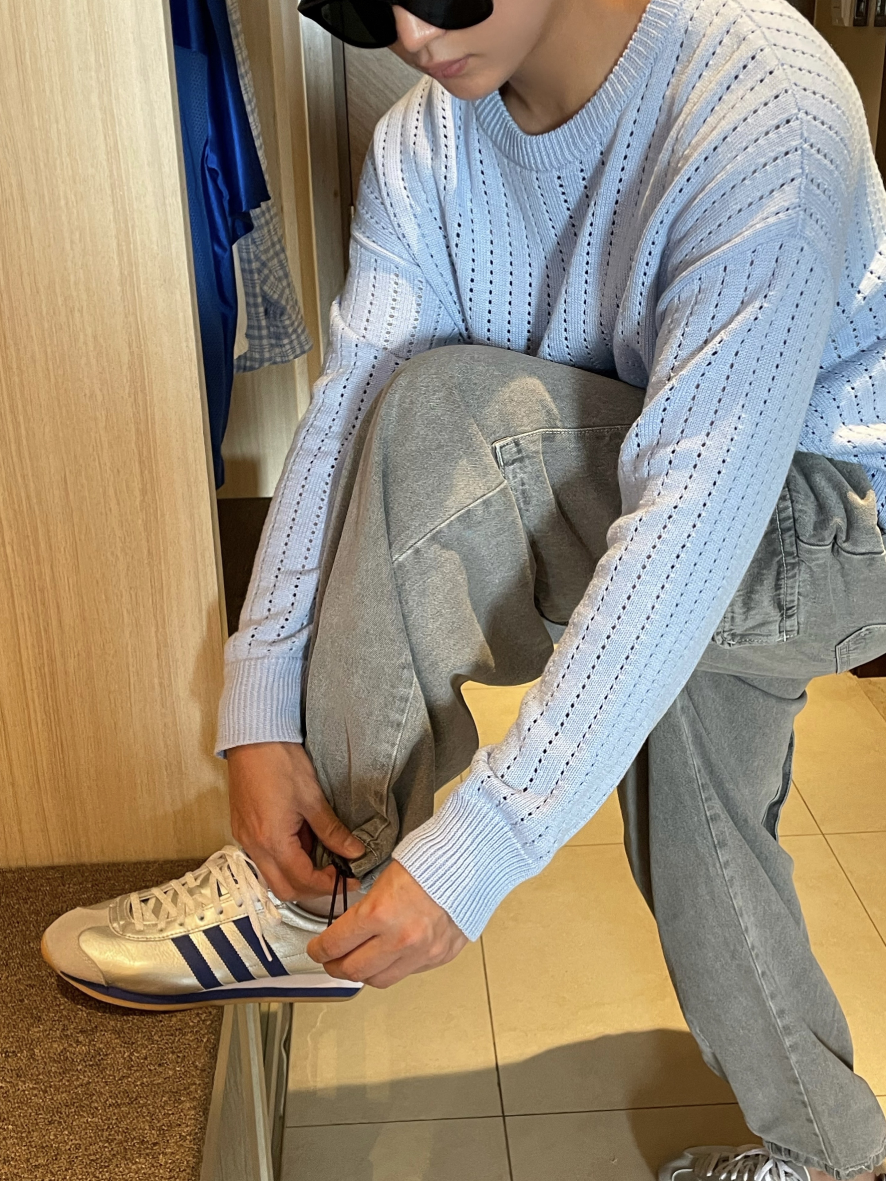 Adidas Country OG Matte Silver Bright Blue 착용 스타일 - 2