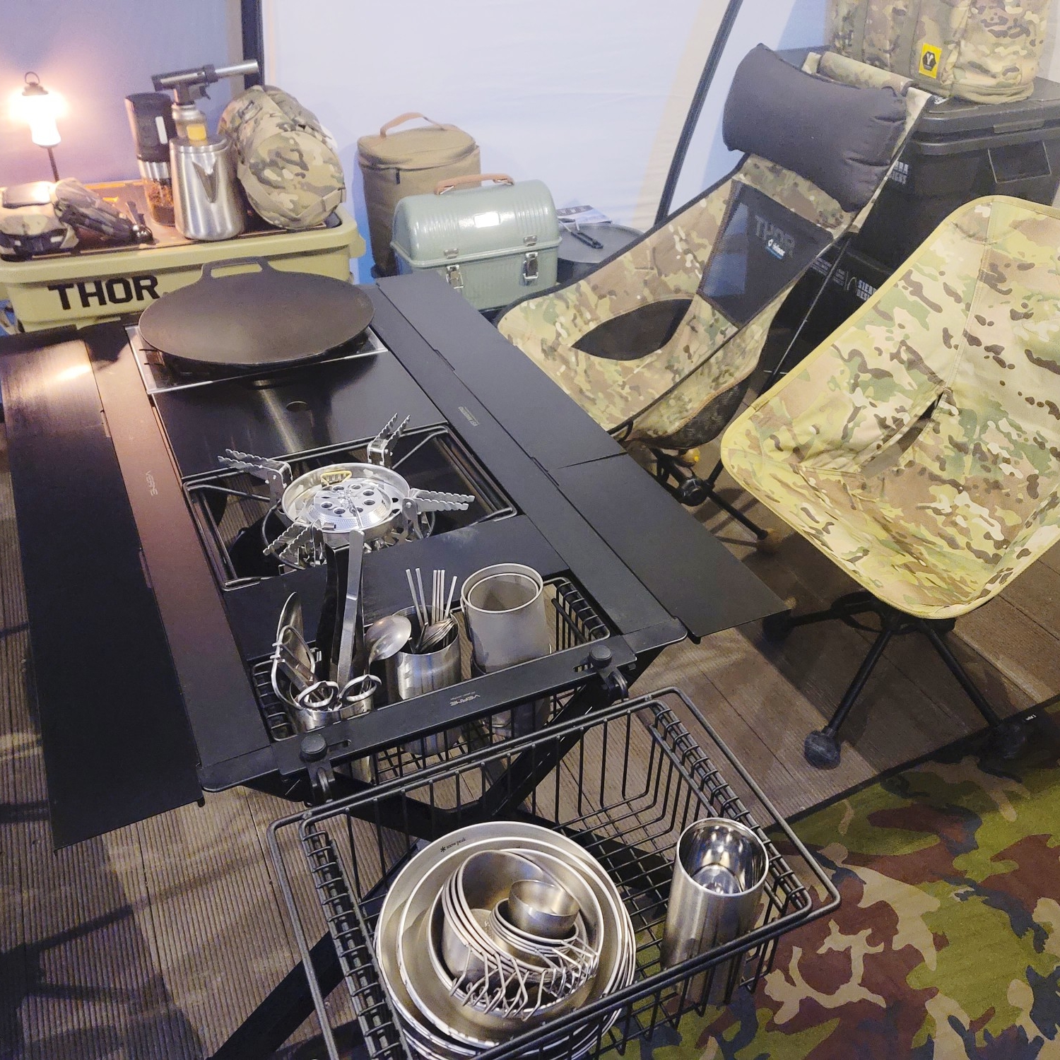 Helinox Tactical Swivel Chair Multicam 착용 스타일