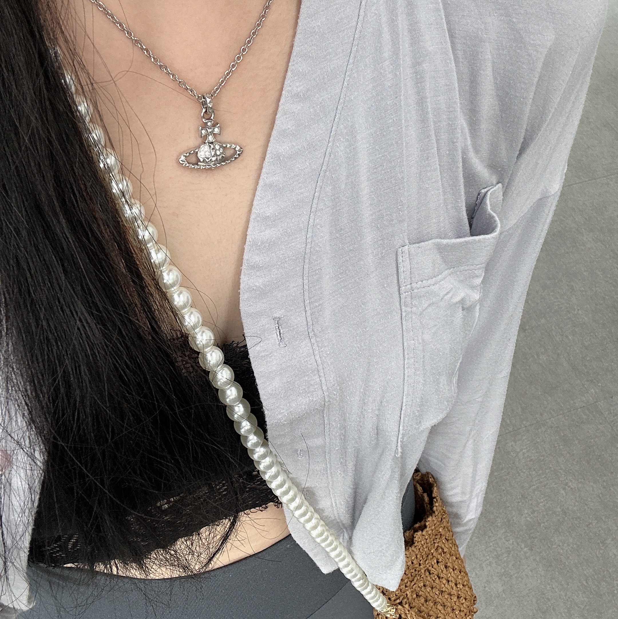 (W) Balenciaga Cap Black White, Vivienne Westwood Mayfair Bas Relief Pendant Silver 착용 스타일 - 2