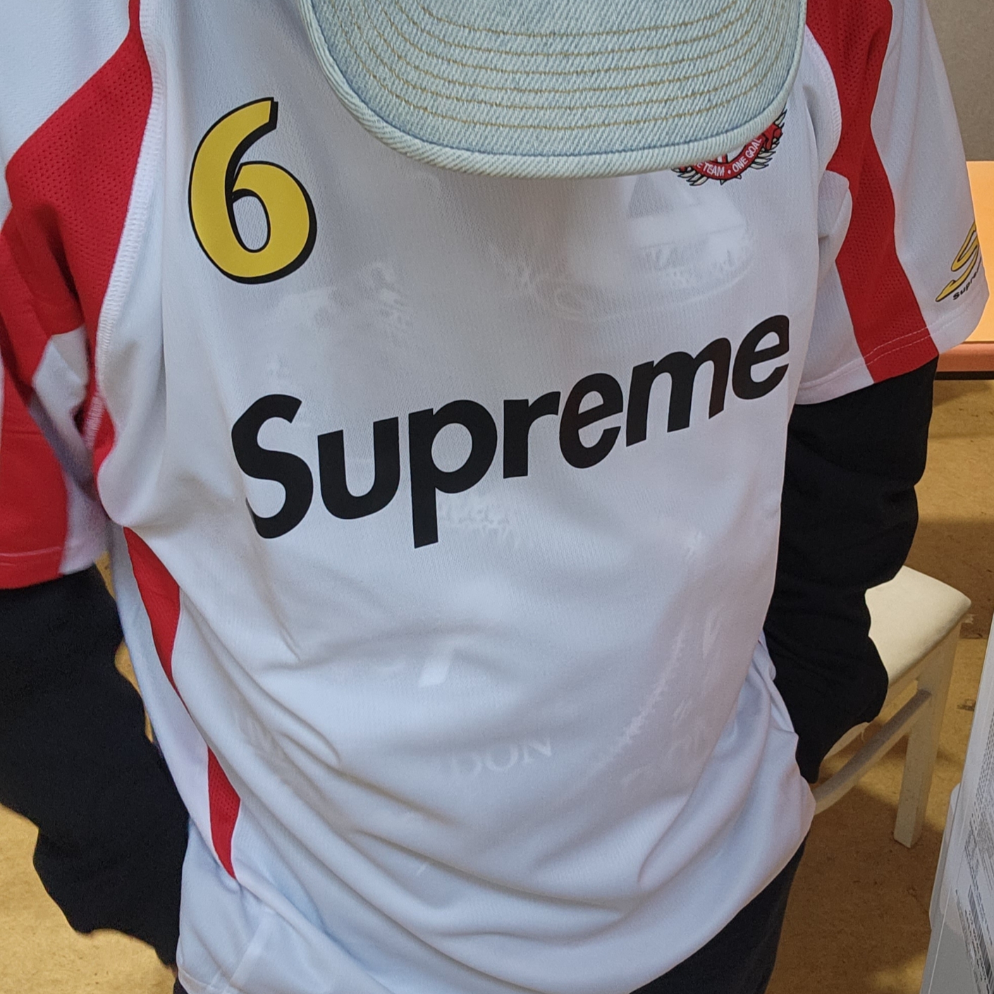 Palace Chomper T-Shirt Black - 22FW, Supreme Hooded Soccer Jersey White - 23FW 착용 스타일 - 1