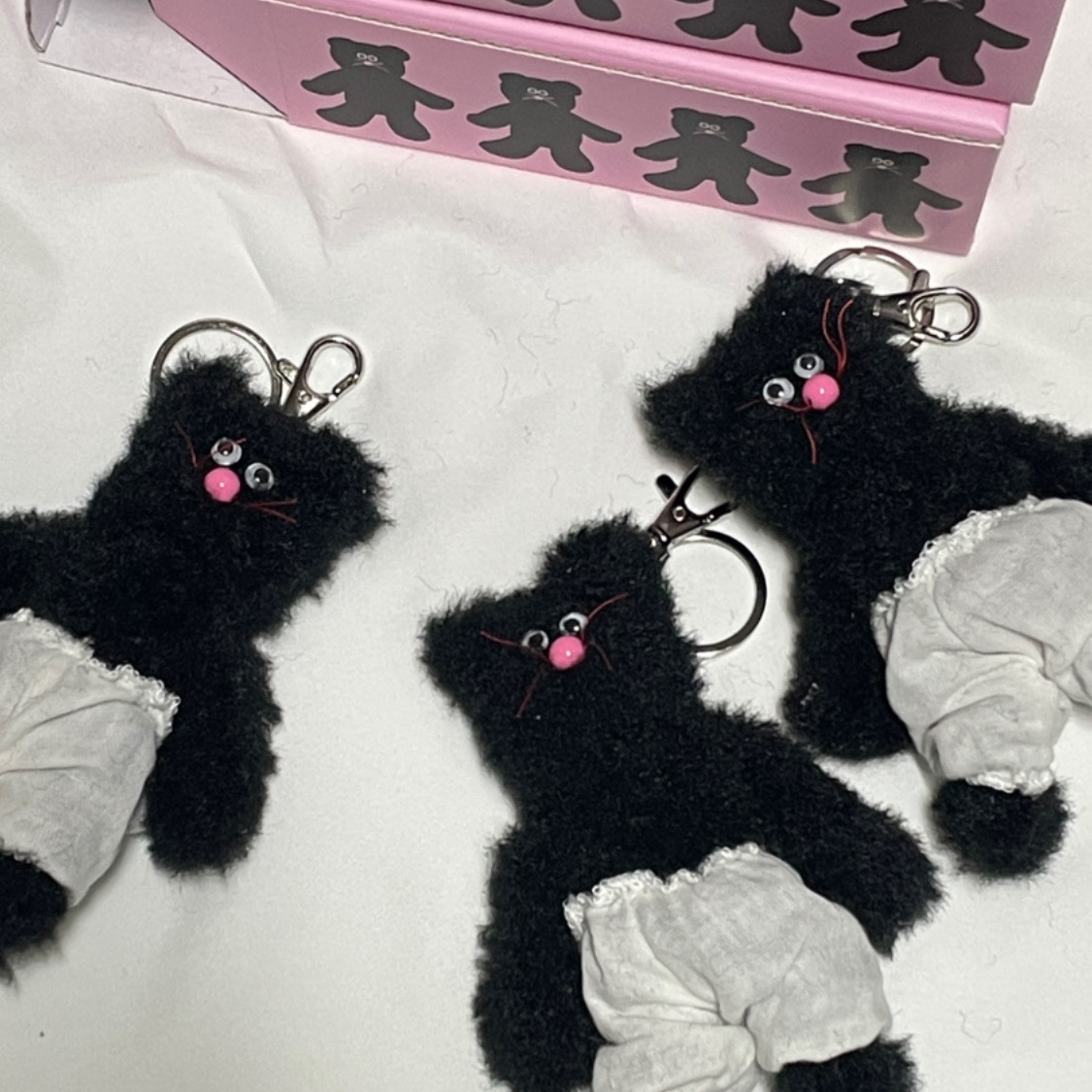 Monamhee Beulpingi Keyring with White Pants Black 착용 스타일