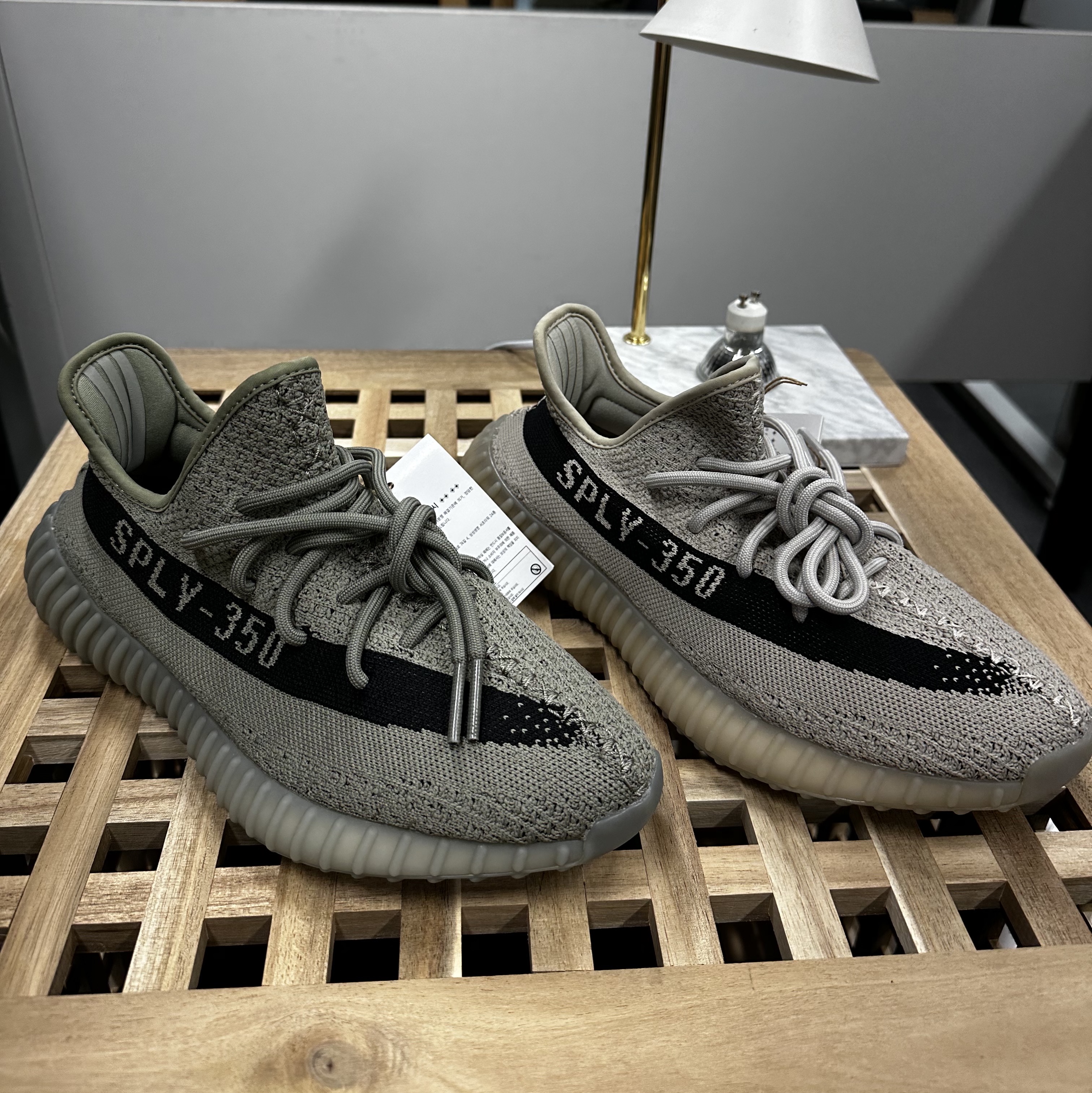 Adidas Yeezy Boost 350 V2 Slate Core Black 2022/2023, Adidas Yeezy Boost 350 V2 Granite Core Black 착용 스타일 - 1