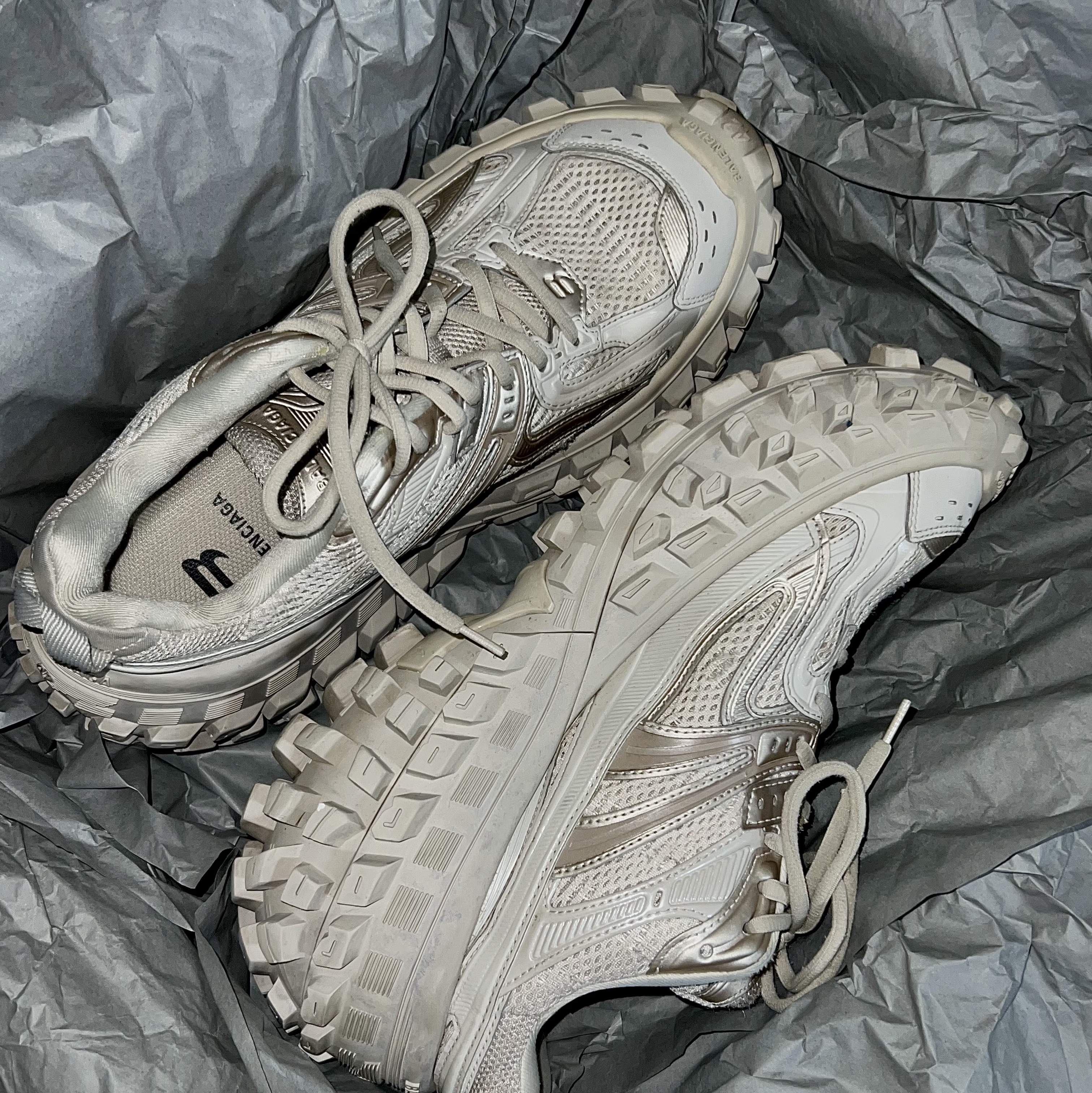 Balenciaga Defender Sneakers Beige 착용 스타일 - 2