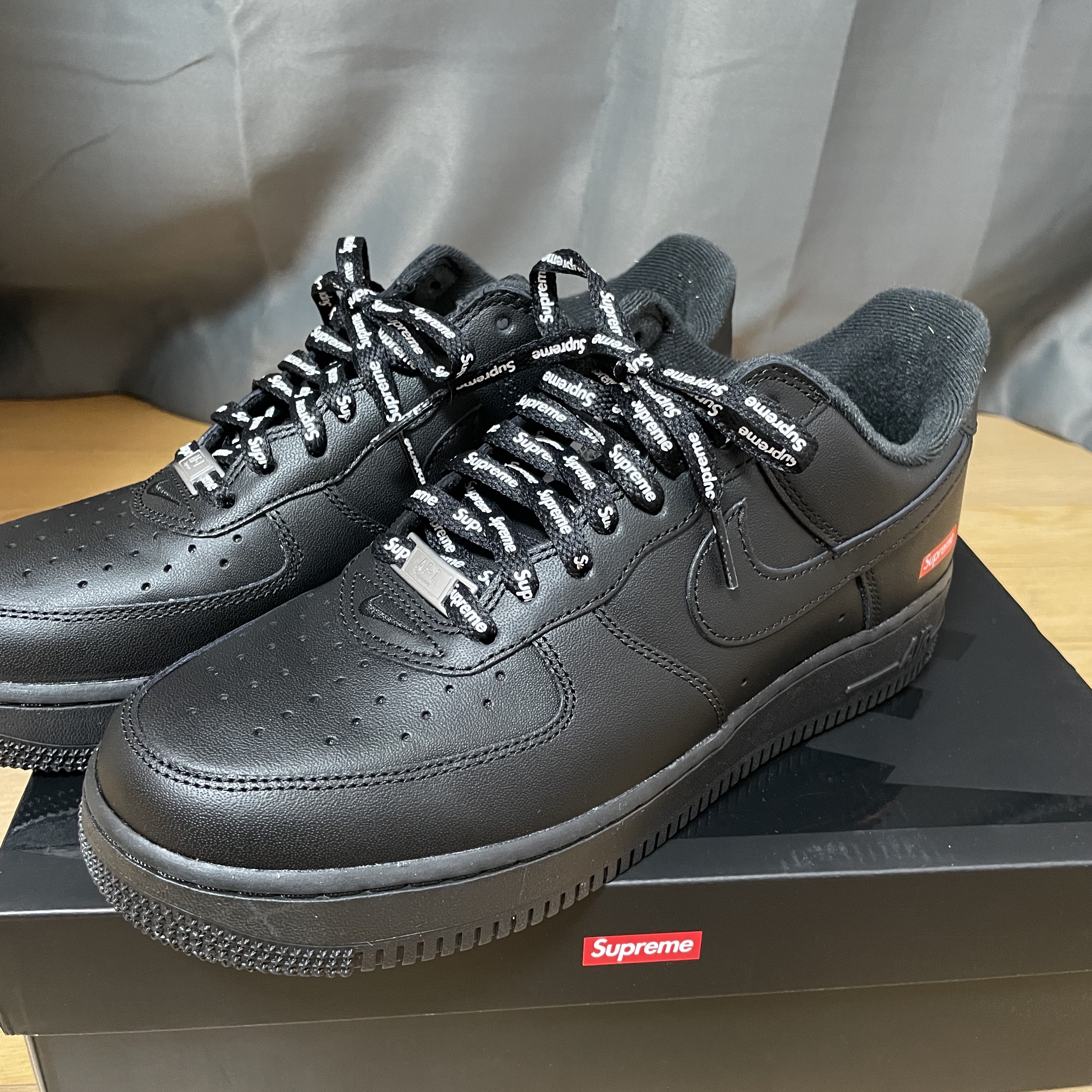 Nike x Supreme Air Force 1 Low Black 착용 스타일 - 1