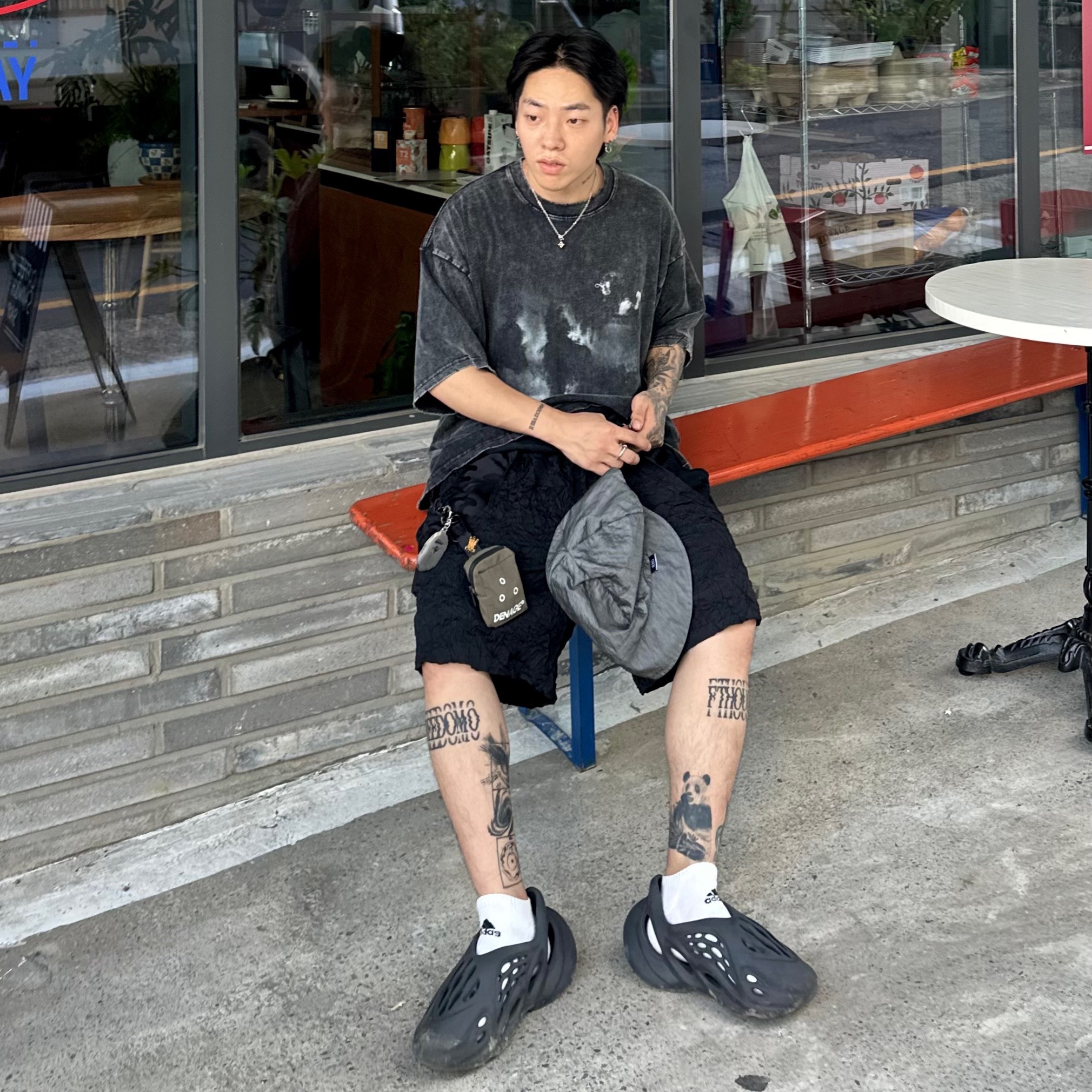 Adidas Yeezy Foam RNNR Onyx 착용 스타일 - 3