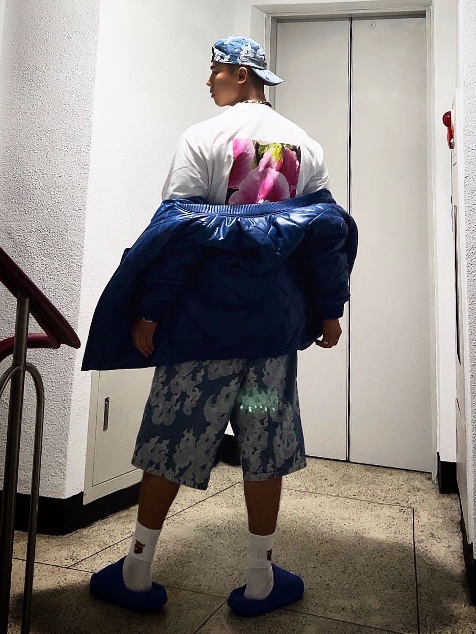 Supreme Seoul Box Logo T-Shirt White - 23FW, Supreme Flames Jacquard Denim Camp Cap Washed Indigo - 23SS 착용 스타일 - 2