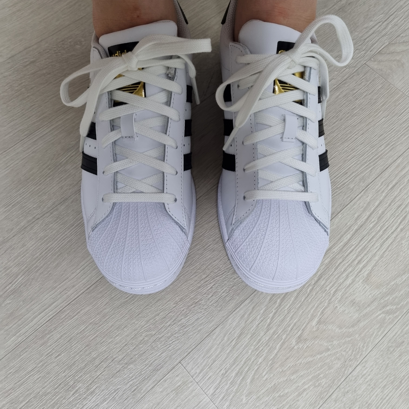 Adidas Superstar White Black 착용 스타일 - 1