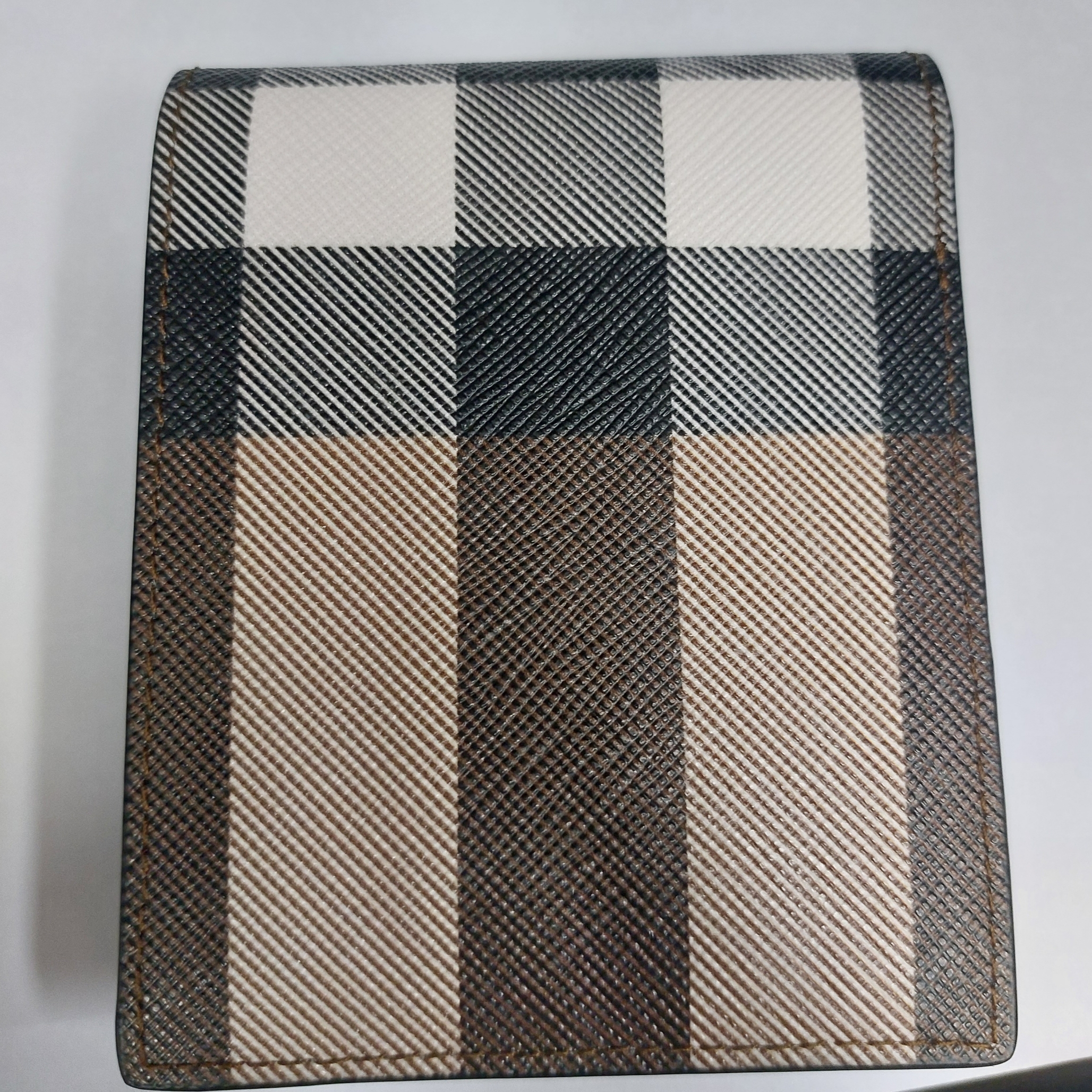 Burberry Check Bifold Wallet Dark Birch Brown 착용 스타일 - 2