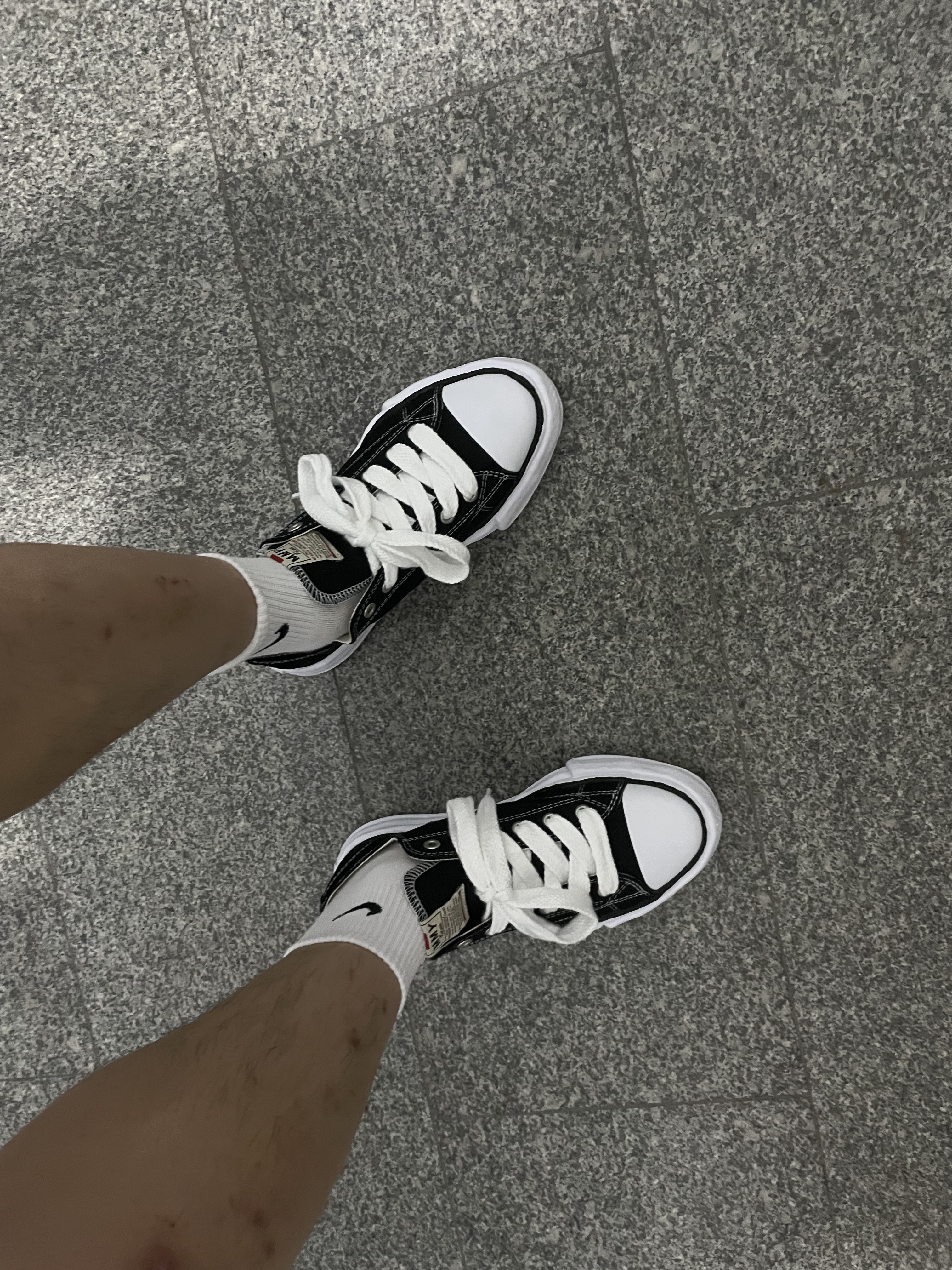 Maison Mihara Yasuhiro Peterson OG Sole Canvas Low Sneakers Black 착용 스타일 - 2