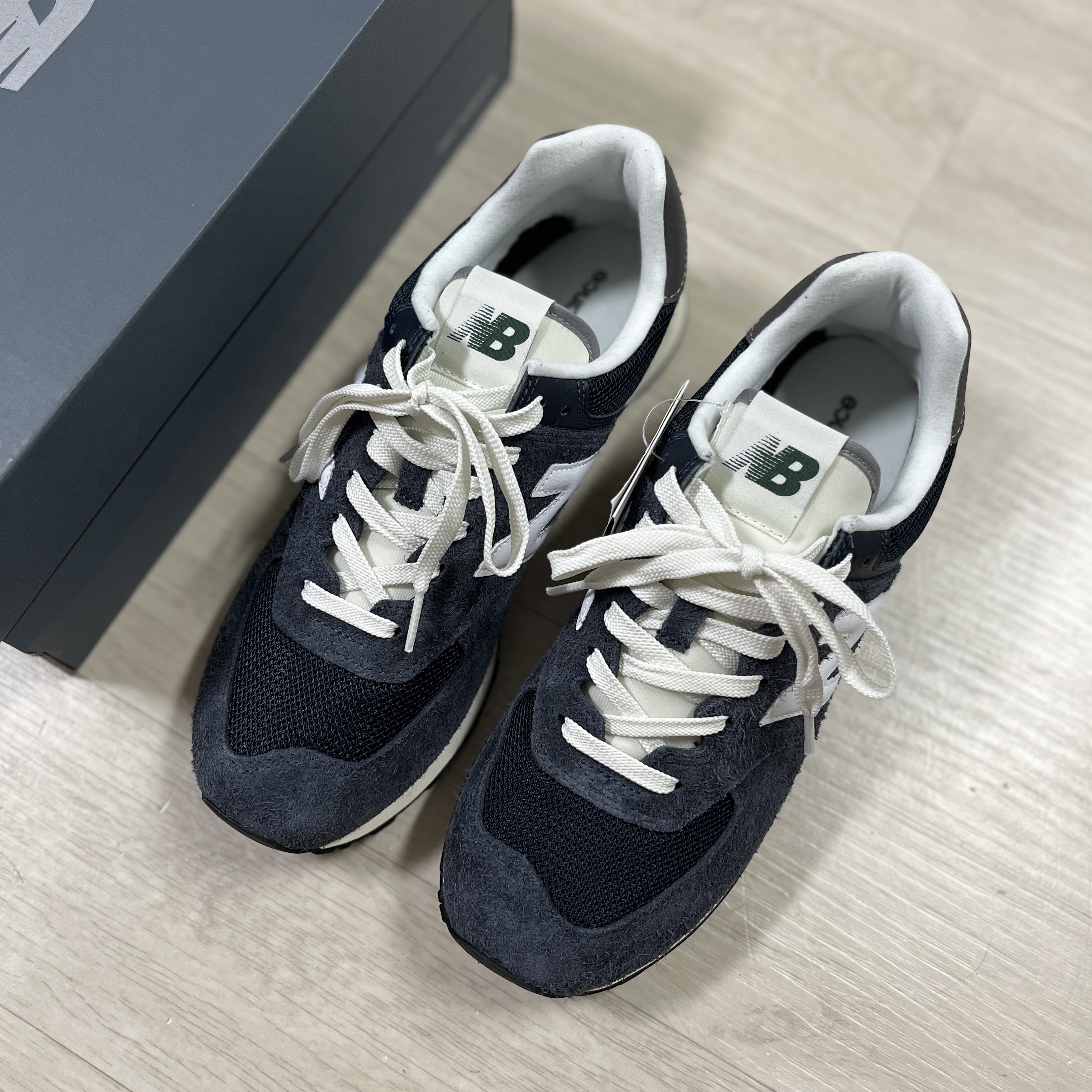 New Balance 574 Heritage Navy 착용 스타일 - 1