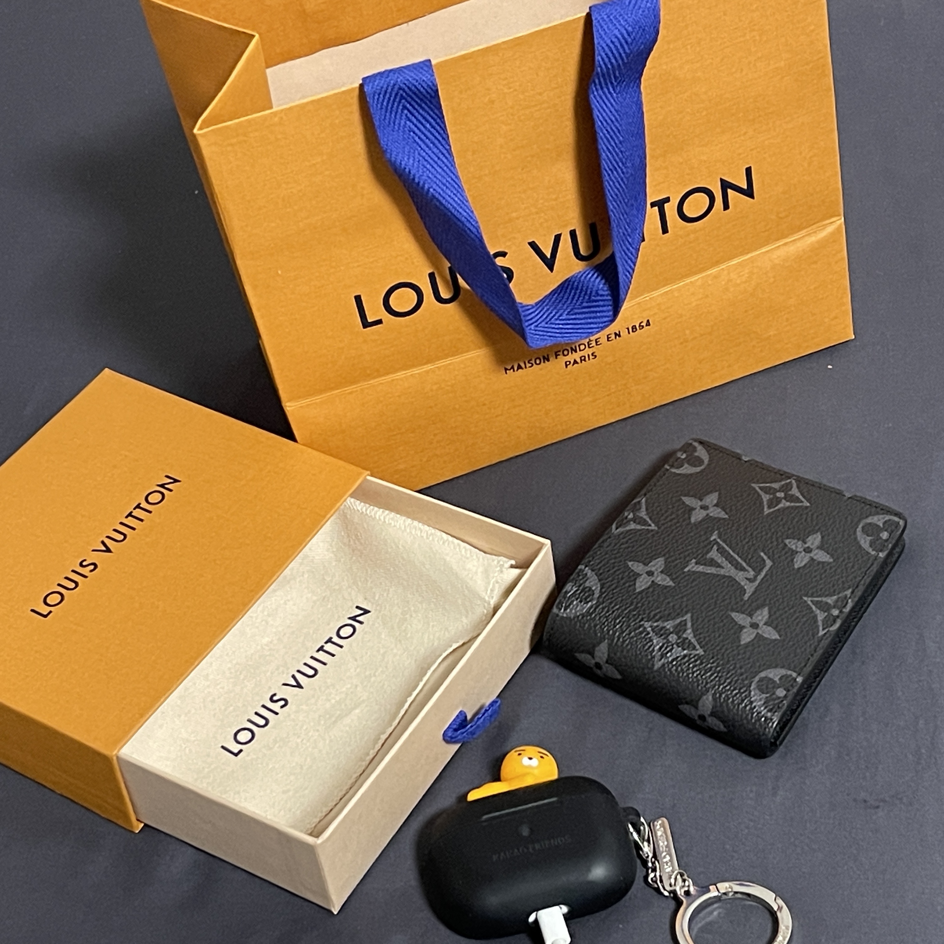 Louis Vuitton Slender Wallet Monogram Eclipse 착용 스타일
