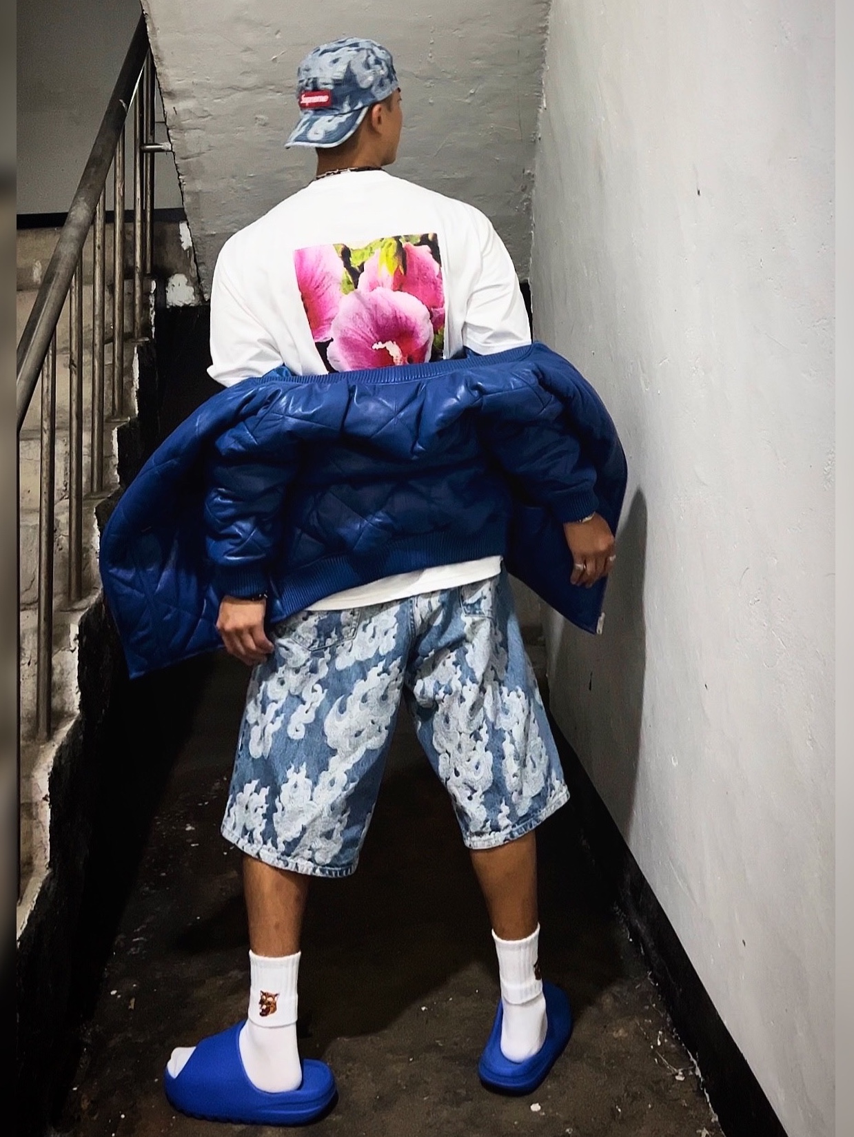 Supreme Flames Jacquard Denim Camp Cap Washed Indigo - 23SS, Supreme Flames Jacquard Baggy Denim Shorts Washed Indigo - 23SS 착용 스타일 - 3