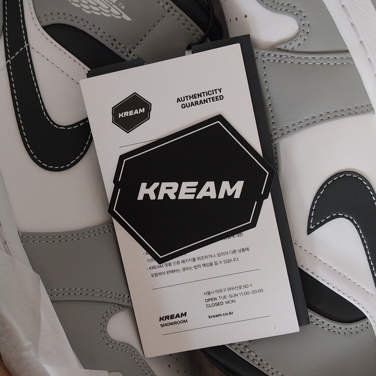 Jordan 1 Mid Light Smoke Grey Anthracite 착용 스타일 - 1