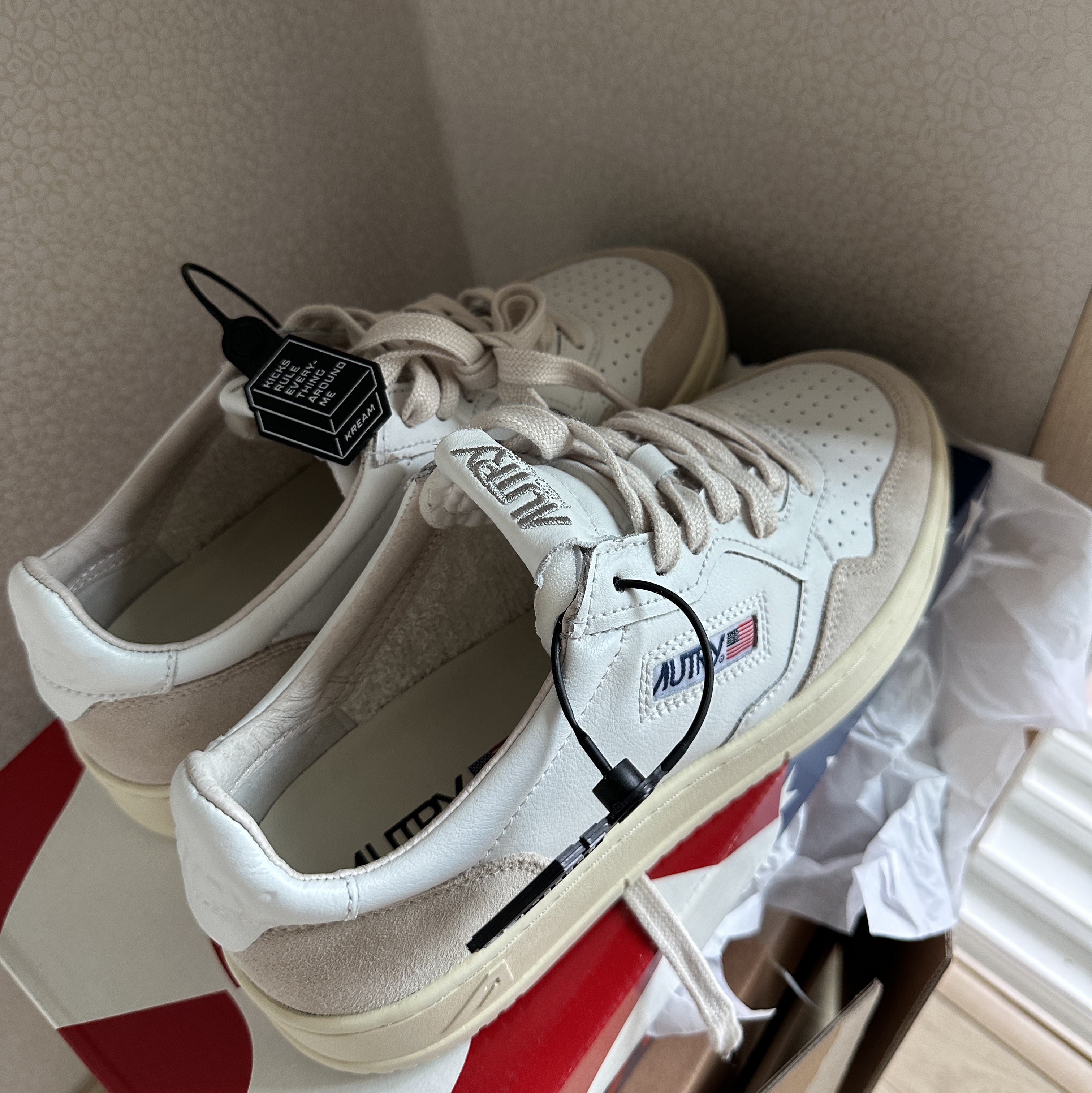 (W) Autry Medalist Low Leather Suede Sneakers White 착용 스타일