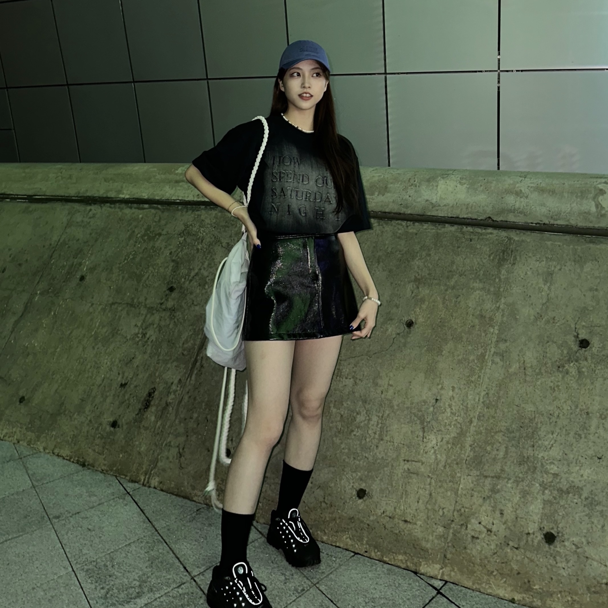 Ganni Software Heavy Cotton Cap Grey Blue, Nike x Drake Nocta Hot Step Air Terra Triple Black 착용 스타일 - 4