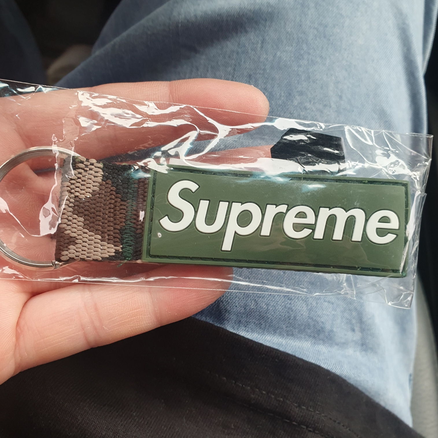 Supreme Webbing Keychain Green Camo - 23SS 착용 스타일