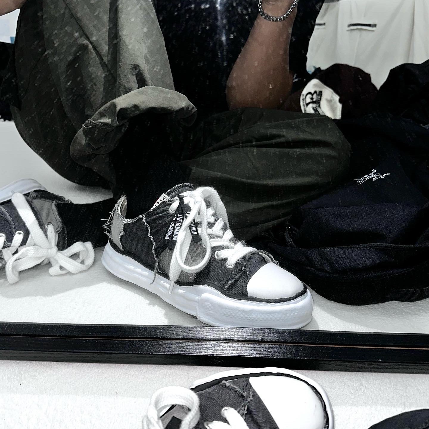 Maison Mihara Yasuhiro Peterson OG Sole Canvas Low-top Sneakers Natural, Maison Mihara Yasuhiro Blakey OG Sole Canvas Low-top Sneakers Black White 착용 스타일 - 1