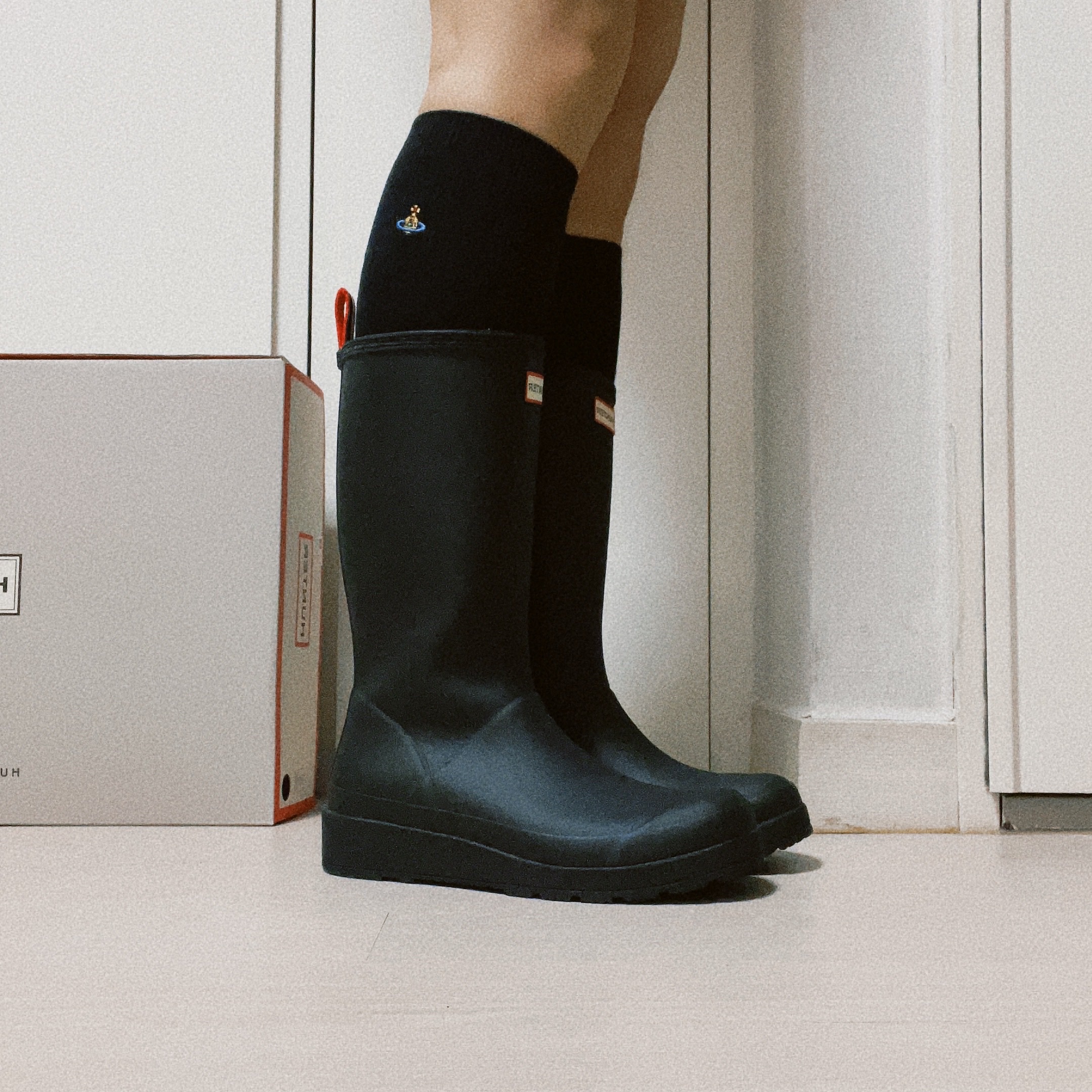 (W) Hunter Play Tall Wellington Rain Boots Black 착용 스타일 - 4