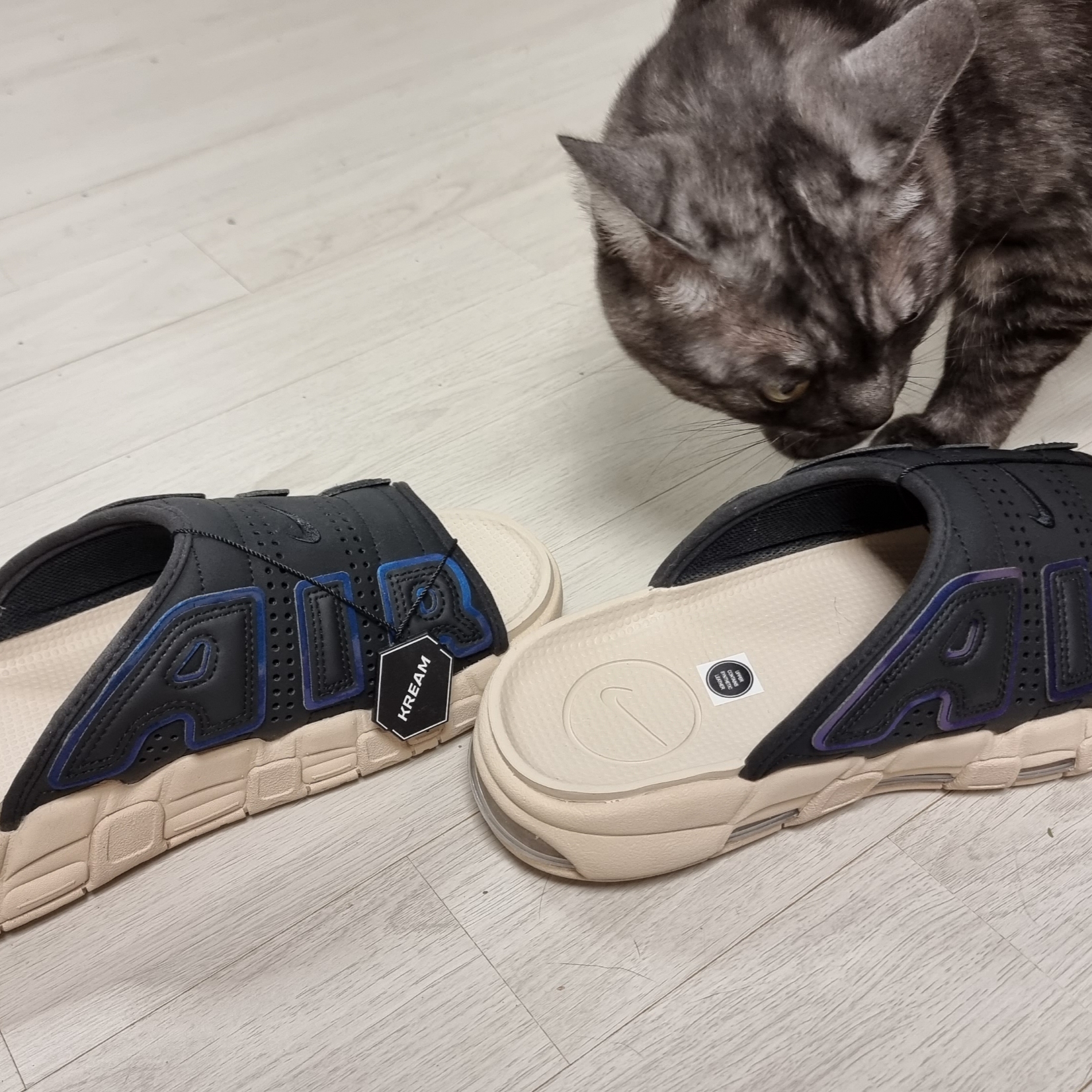 Nike Air More Uptempo Slide Black Sanddrift 착용 스타일 - 2