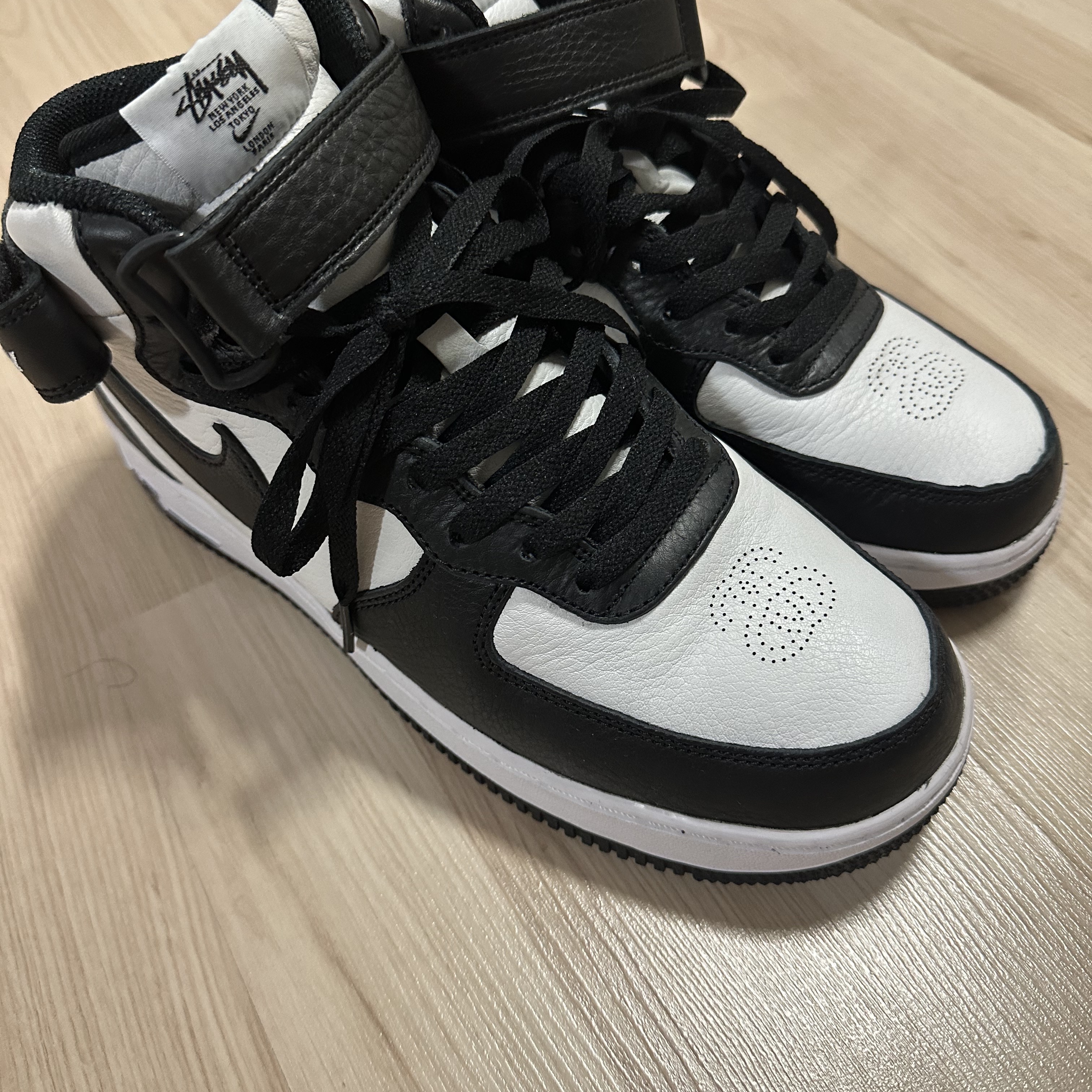 Nike x Stussy Air Force 1 '07 Mid SP Black and Light Bone 착용 스타일