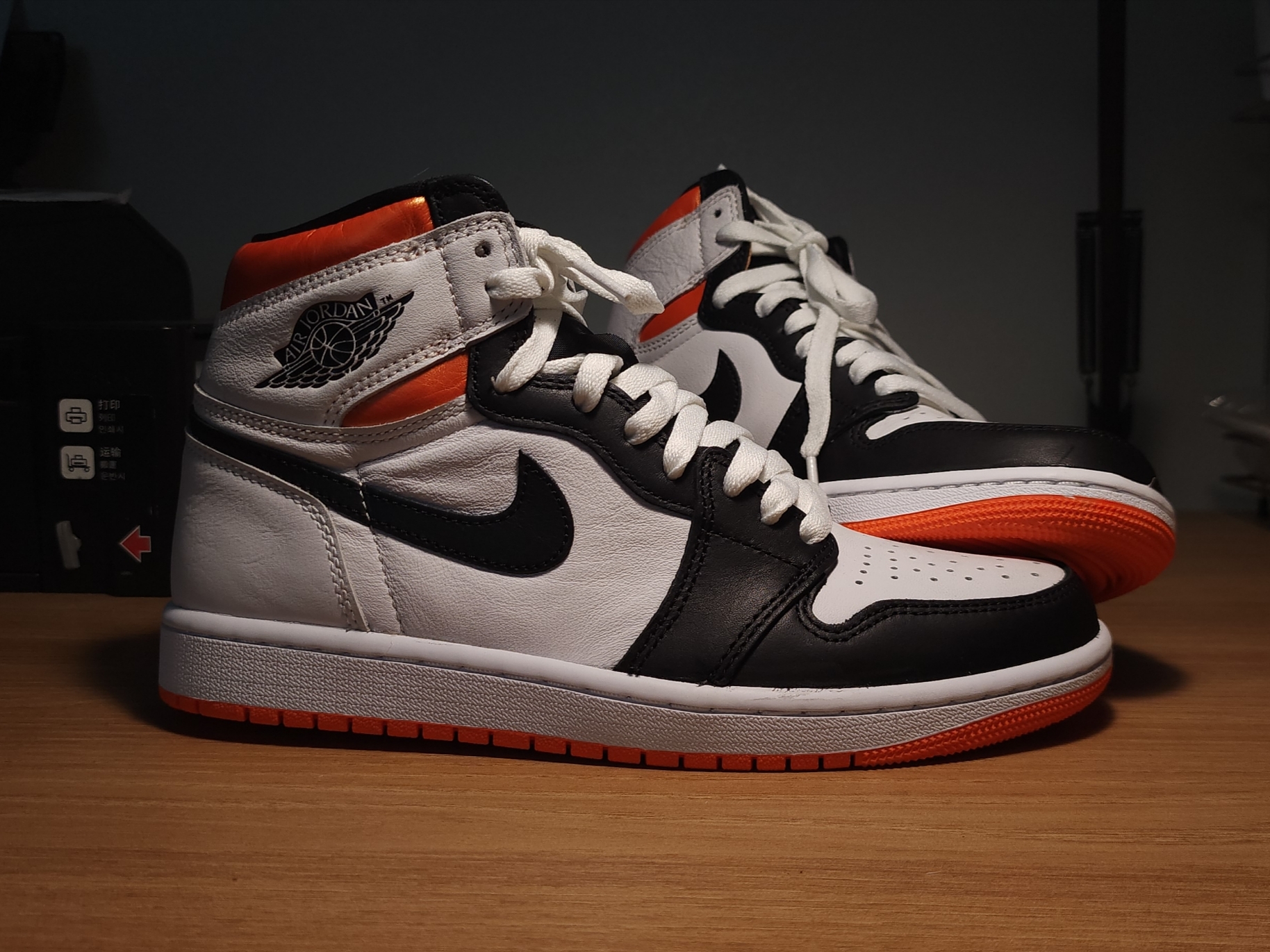 Jordan 1 Retro High OG Electro Orange, Jordan 1 Retro High OG Black and Lucky Green 착용 스타일 - 3
