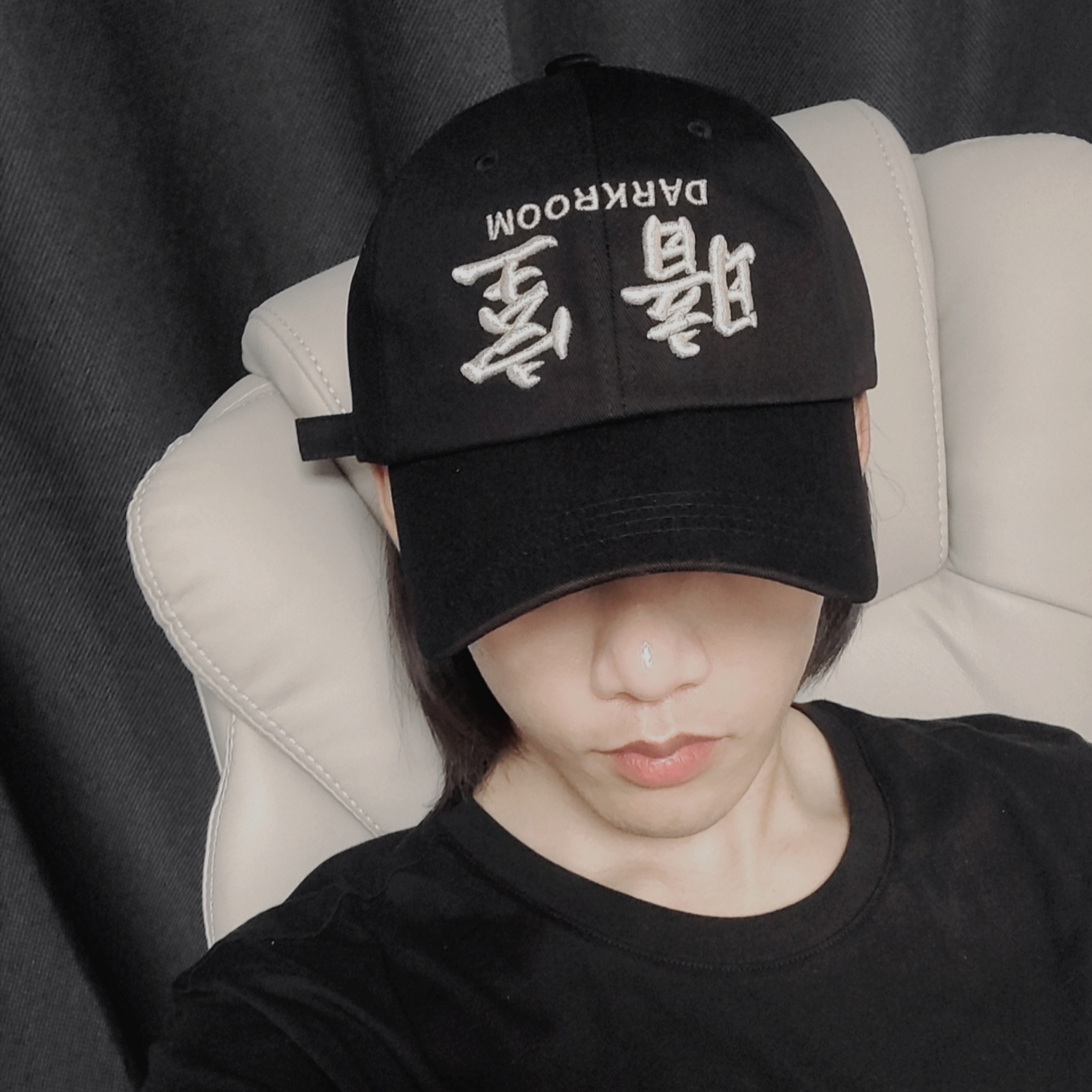 Darkr8m Studio Upside Down Silver Logo Cap 착용 스타일