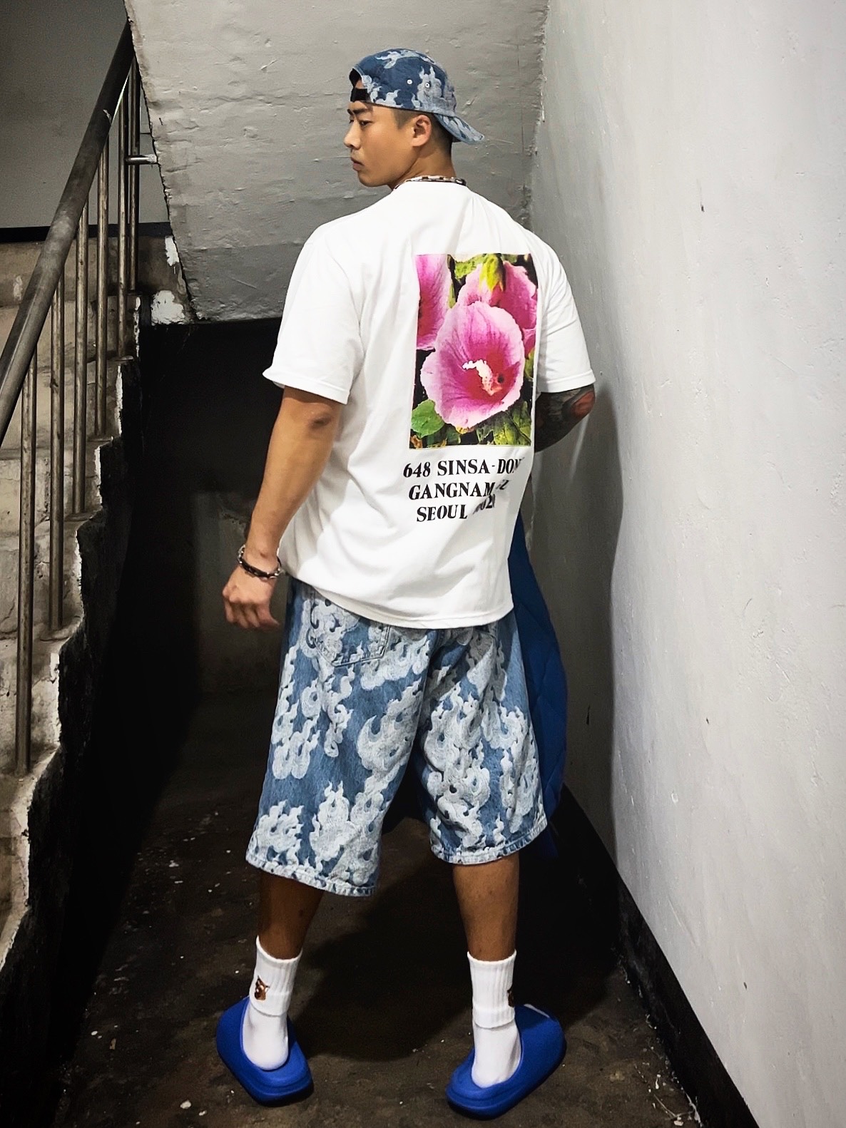 Supreme Flames Jacquard Denim Camp Cap Washed Indigo - 23SS, Supreme Flames Jacquard Baggy Denim Shorts Washed Indigo - 23SS 착용 스타일 - 2