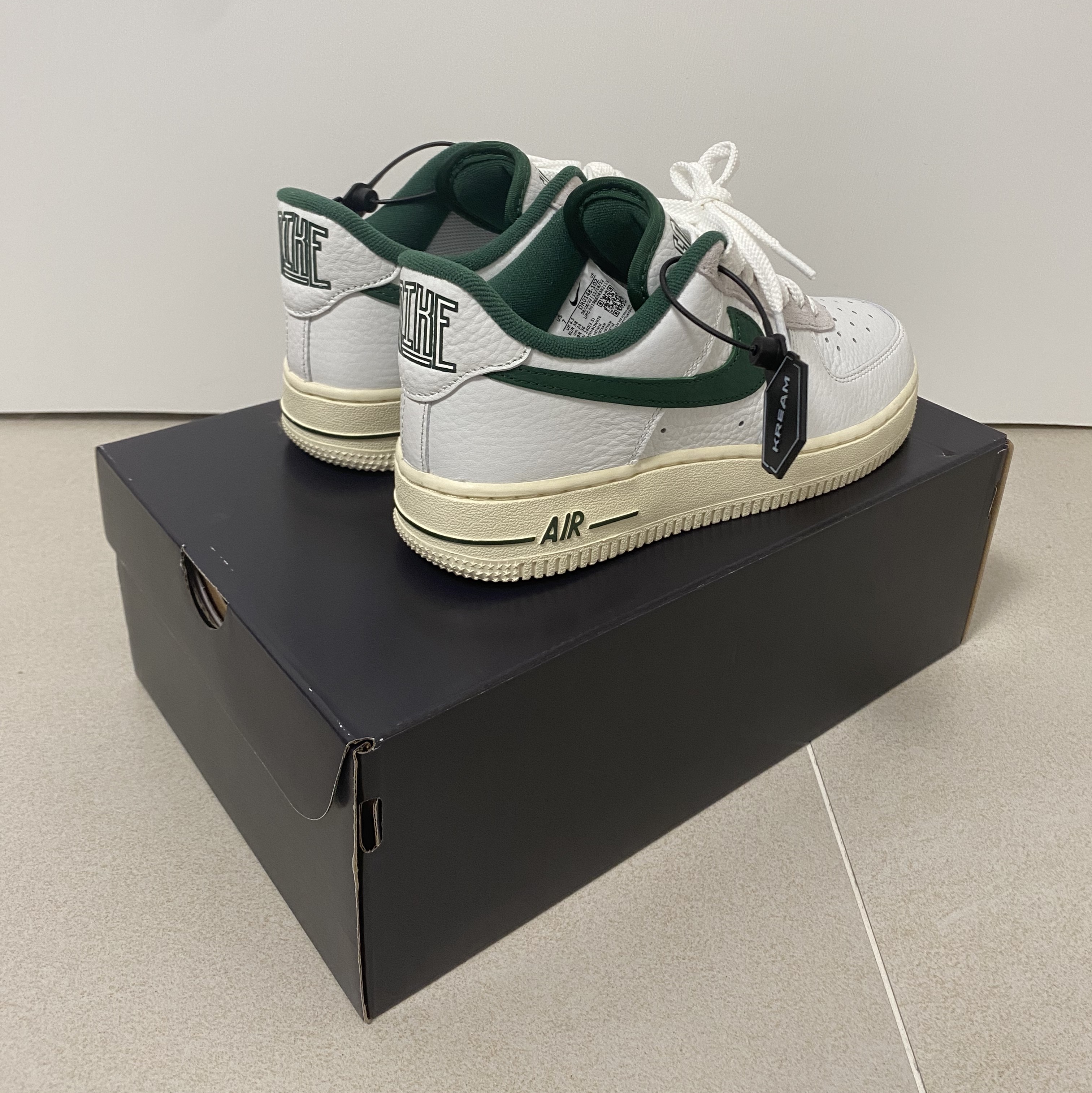 (W) Nike Air Force 1 '07 LX Summit White Gorge Green 착용 스타일 - 2