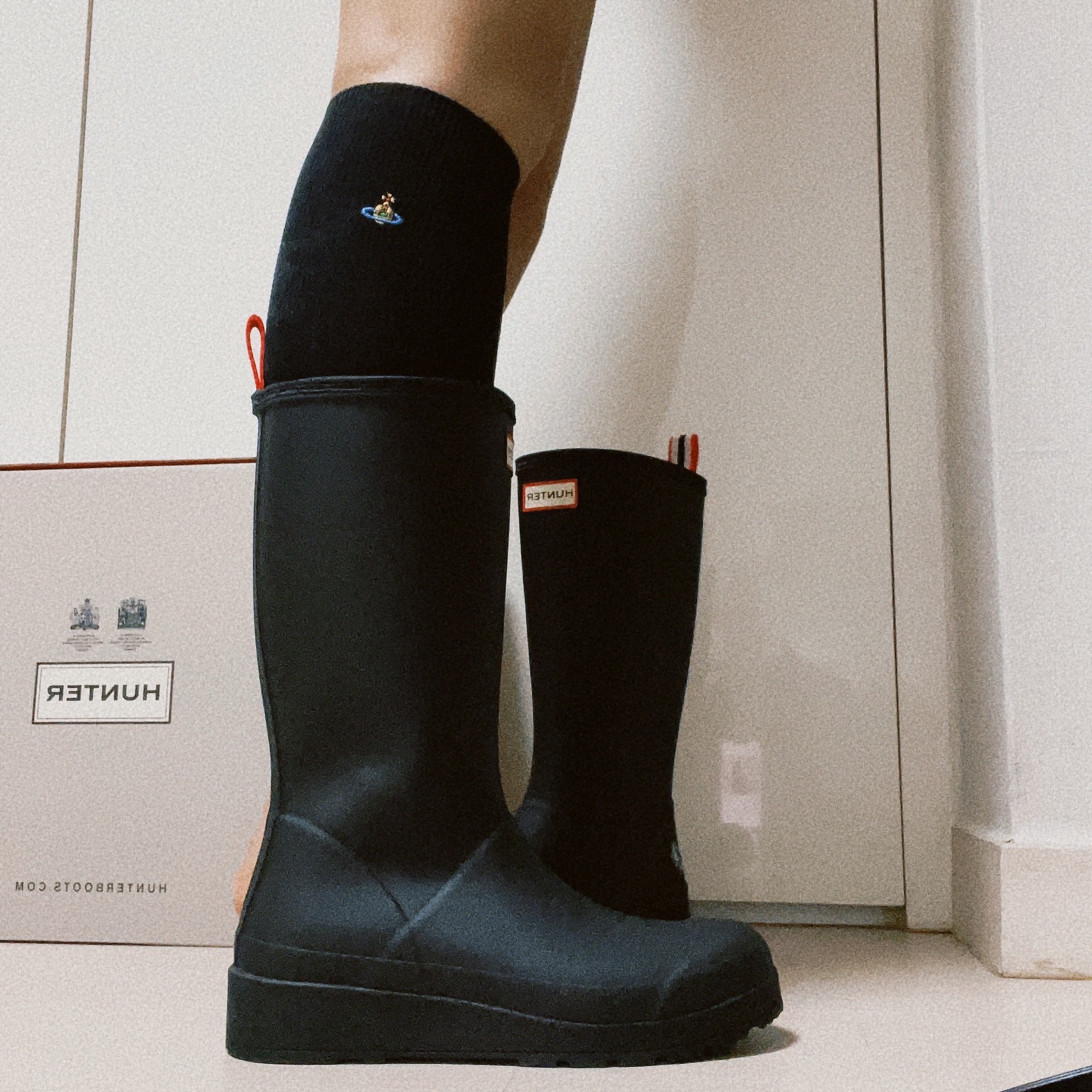 (W) Hunter Play Tall Wellington Rain Boots Black 착용 스타일 - 3