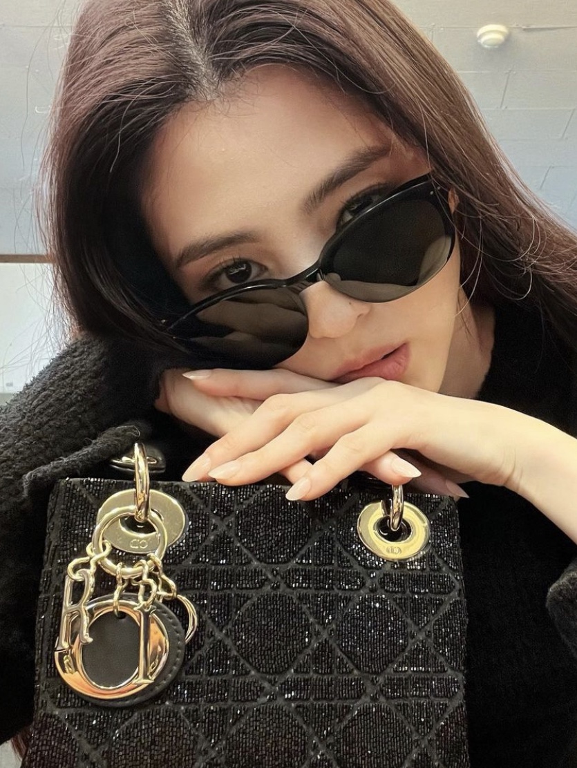 Dior Mini Lady Bag Black Cannage Cotton Micropearl Embroidery 착용 스타일