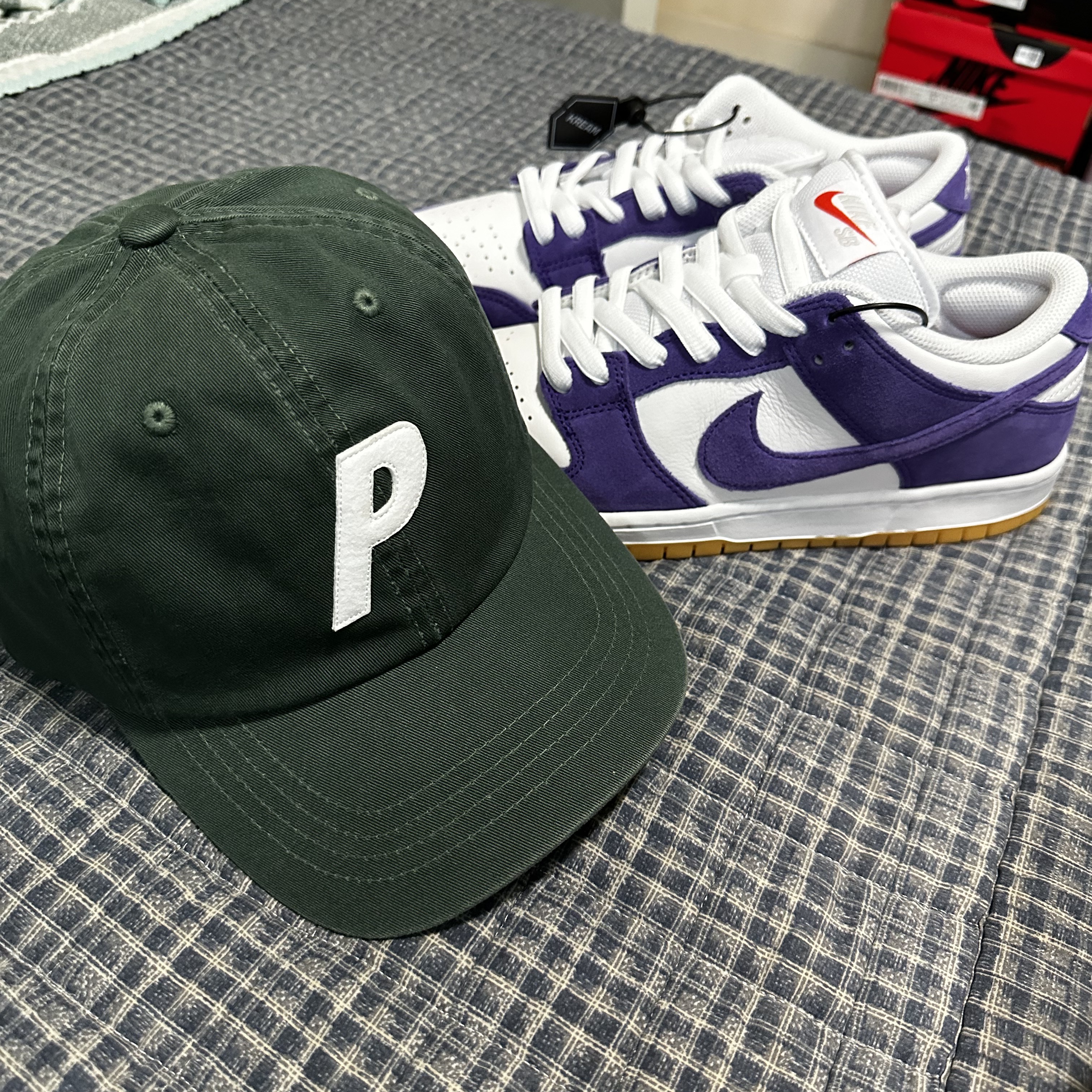 Palace P 6-Panel Green - 23FW, Nike Dunk Low Pro SB Court Purple 착용 스타일 - 1