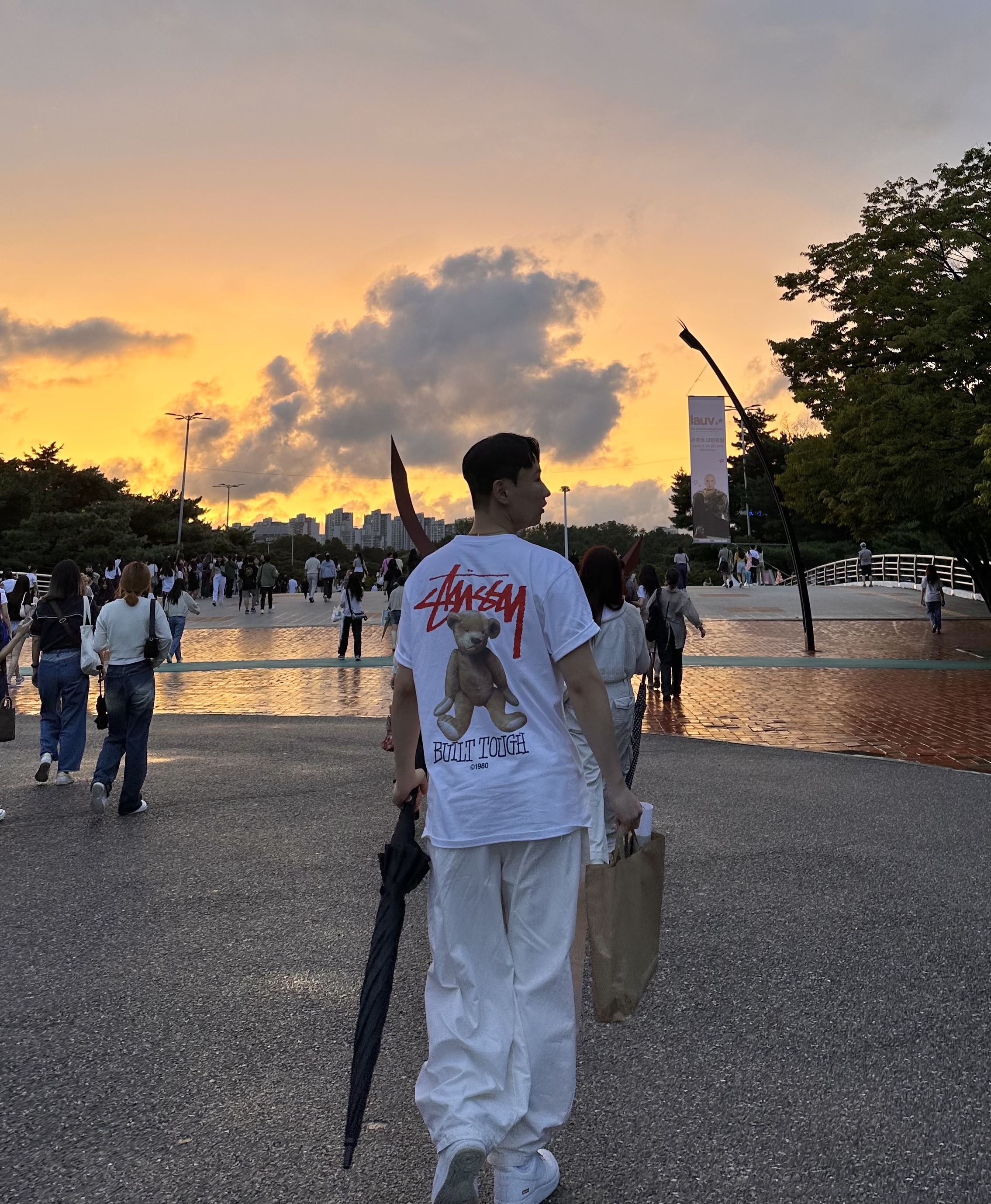 Nike x Supreme Air Force 1 Low White, Stussy Built Tough T-Shirt White 착용 스타일 - 1