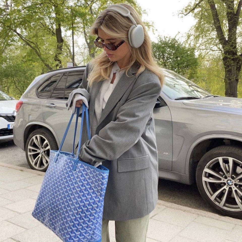 Goyard Artois PM Bag Sky Blue, Apple AirPods Max Lightning Silver (Korean Ver.) 착용 스타일