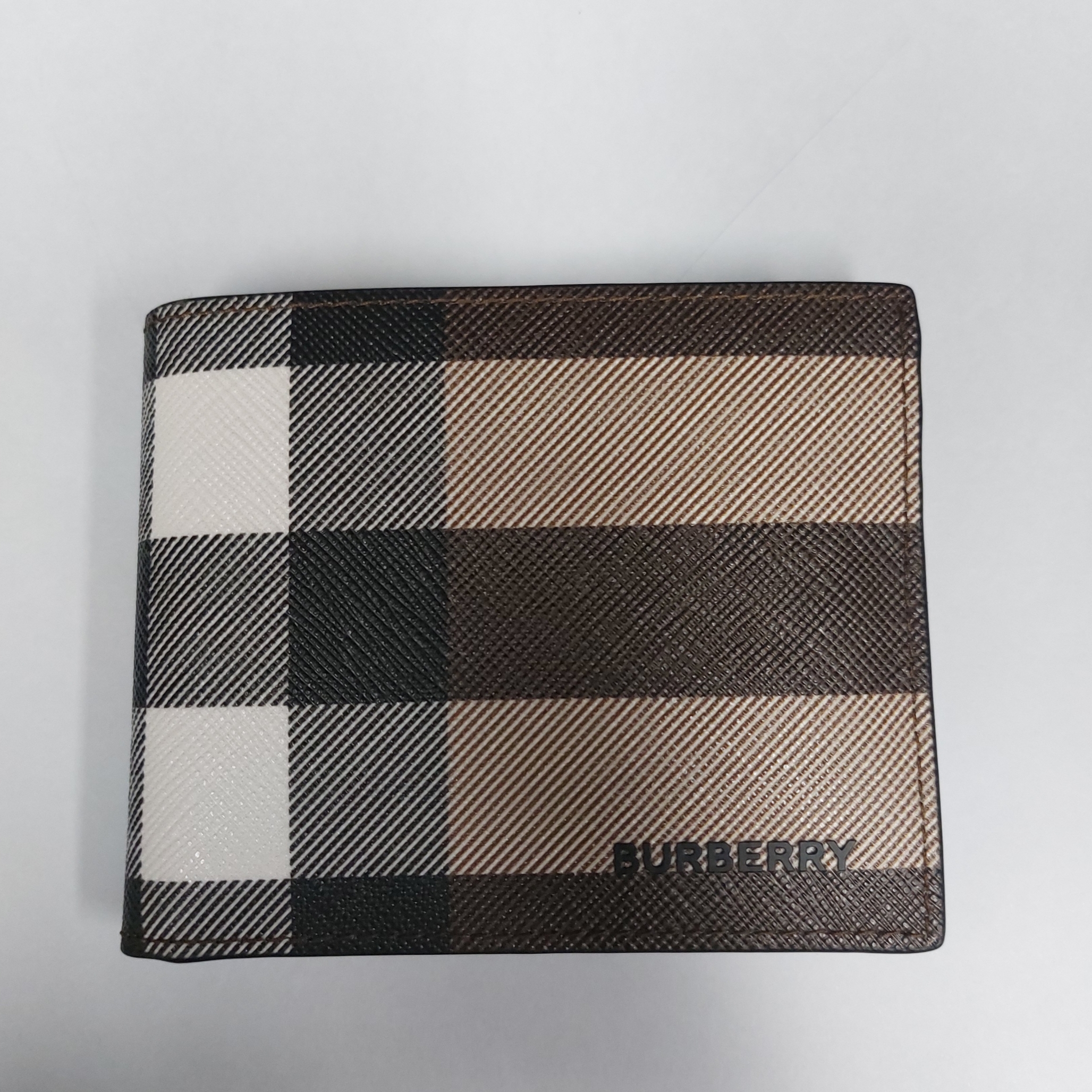 Burberry Check Bifold Wallet Dark Birch Brown 착용 스타일 - 1