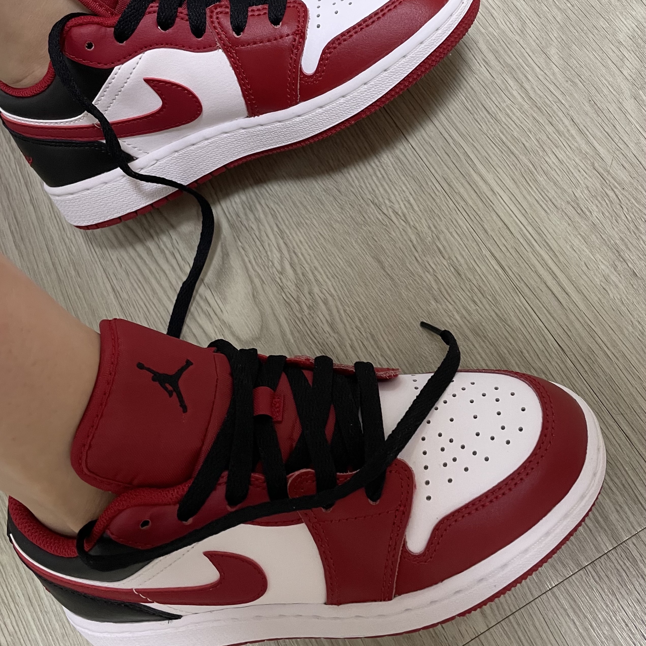 (GS) Jordan 1 Low White Gym Red Black 착용 스타일 - 1