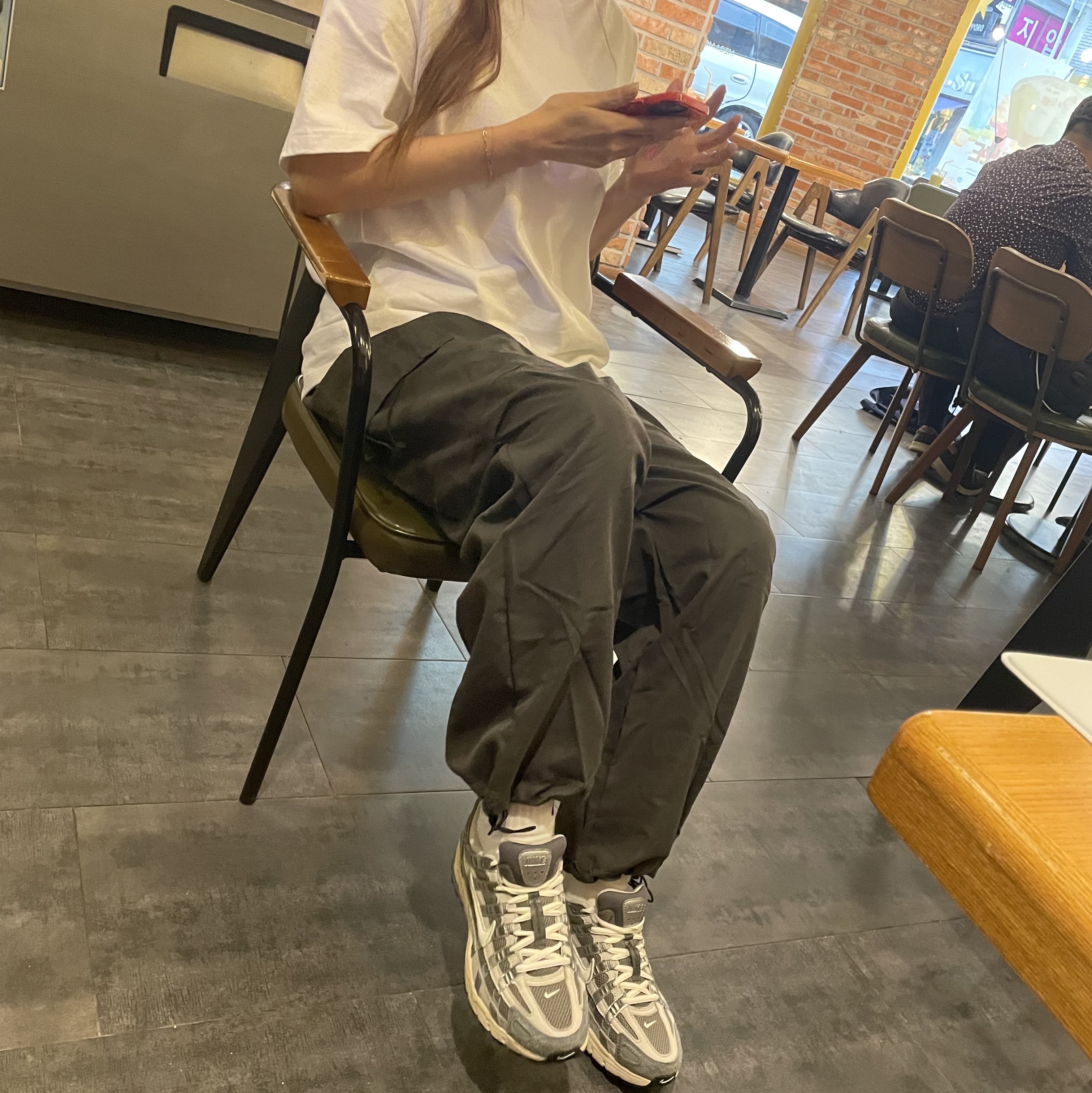 Nike P-6000 Flat Pewter Light Iron Ore 착용 스타일