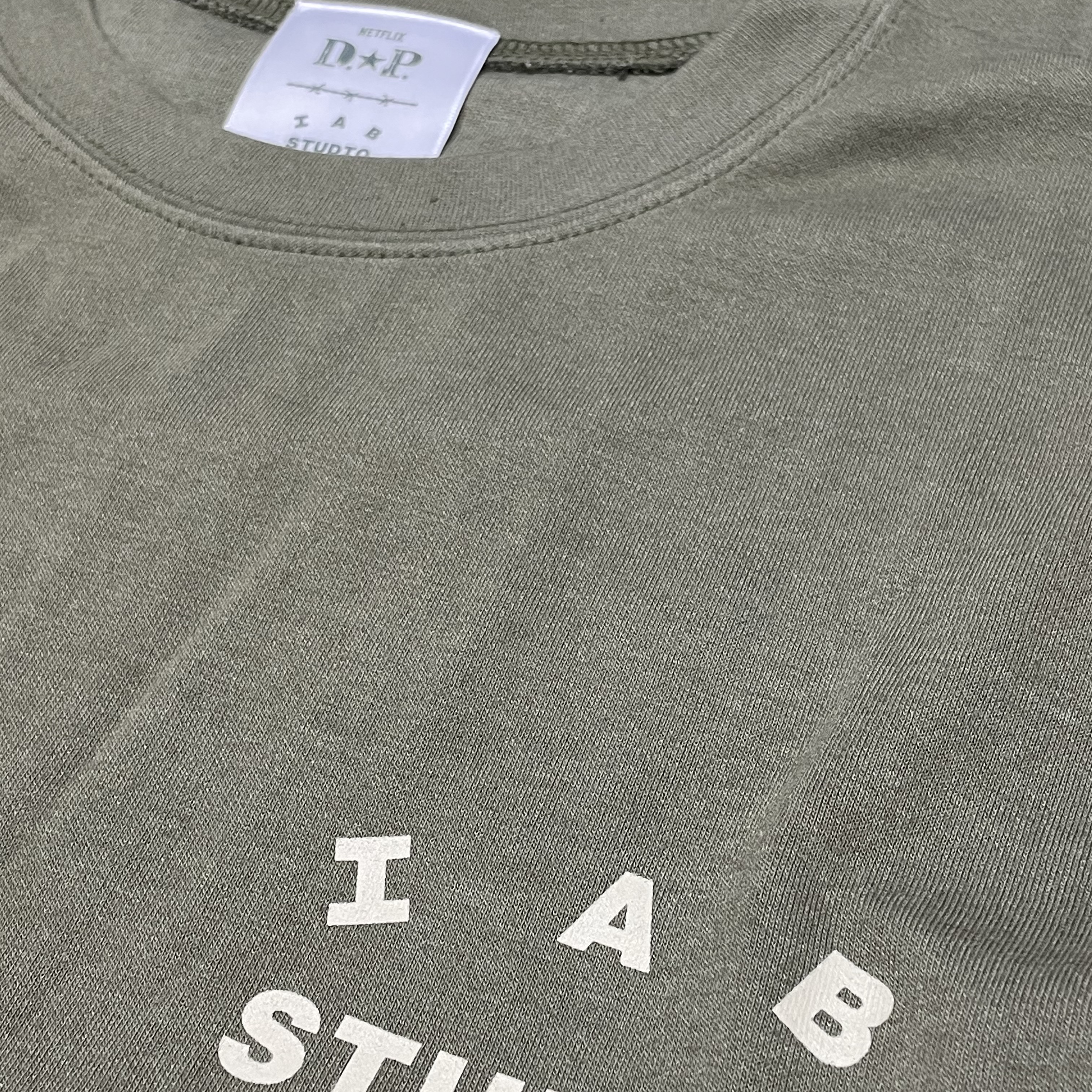 IAB Studio x D.P. T-Shirt Army Green 착용 스타일 - 1
