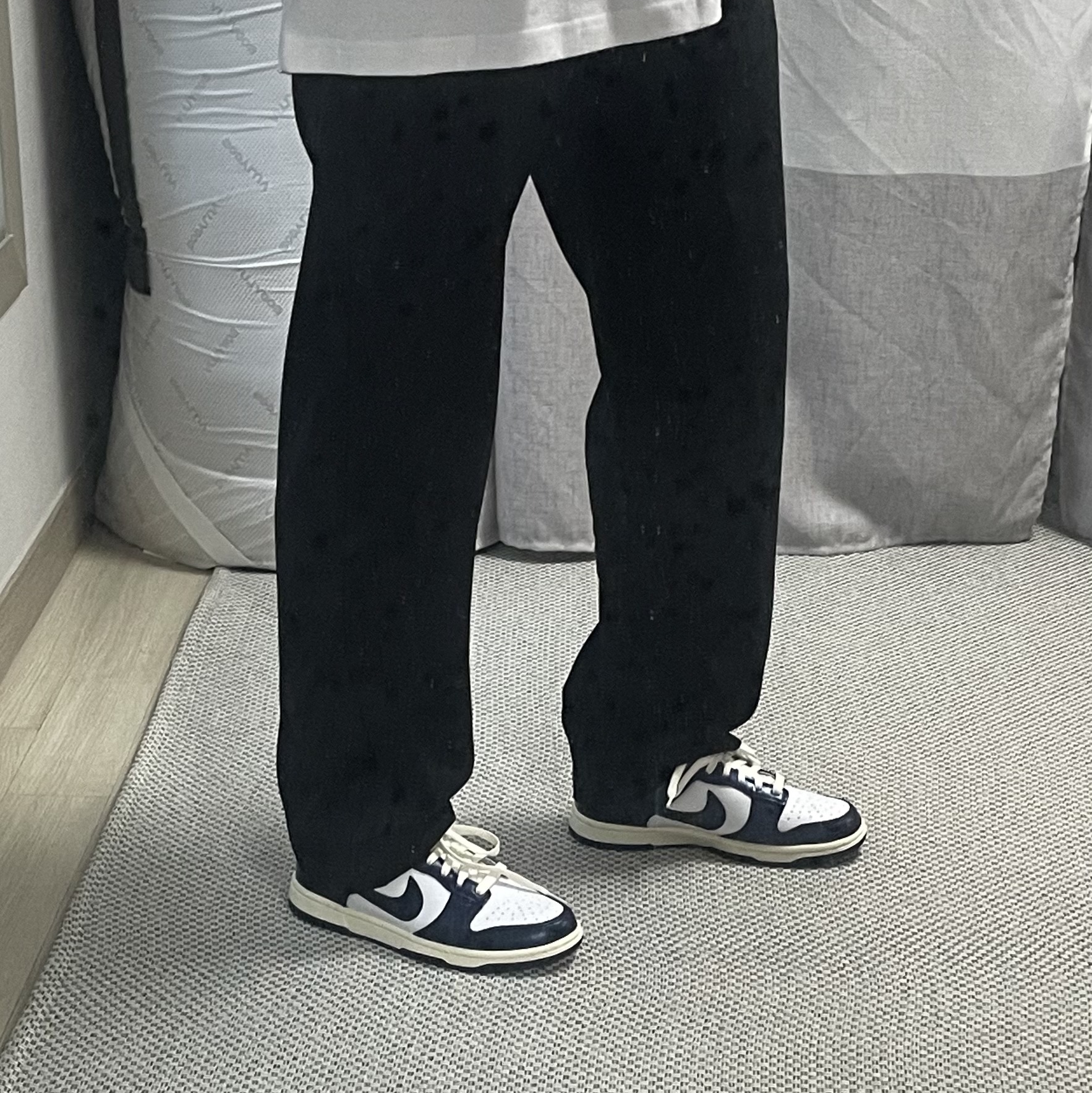 (W) Nike Dunk Low PRM Midnight Navy and White 착용 스타일 - 1