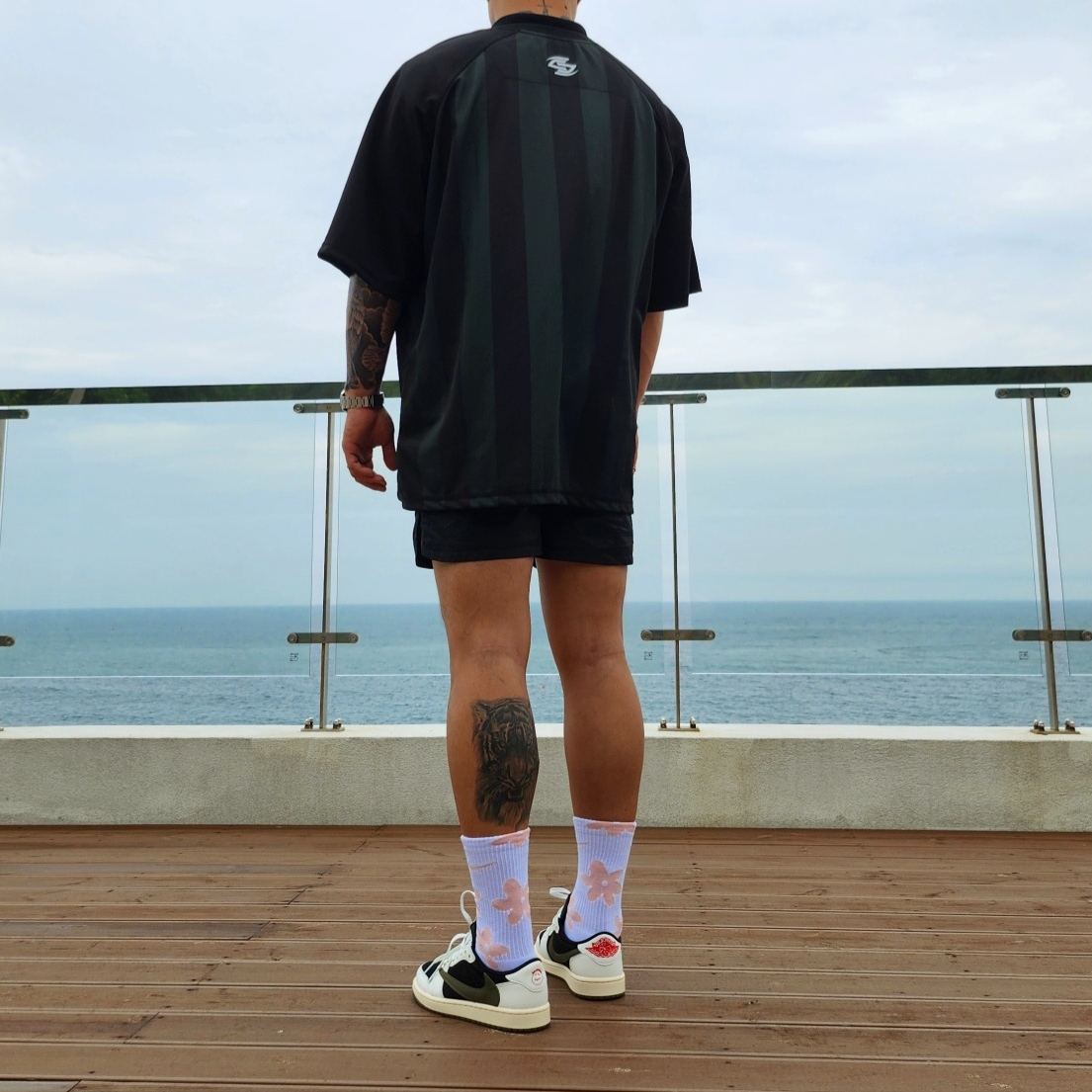 Undermycar Wolfen Bold Stripe Football Jersey Sycamore - 23FW (The Hyundai Seoul Exclusive), (W) Jordan 1 x Travis Scott Retro Low OG SP Medium Olive 착용 스타일 - 1